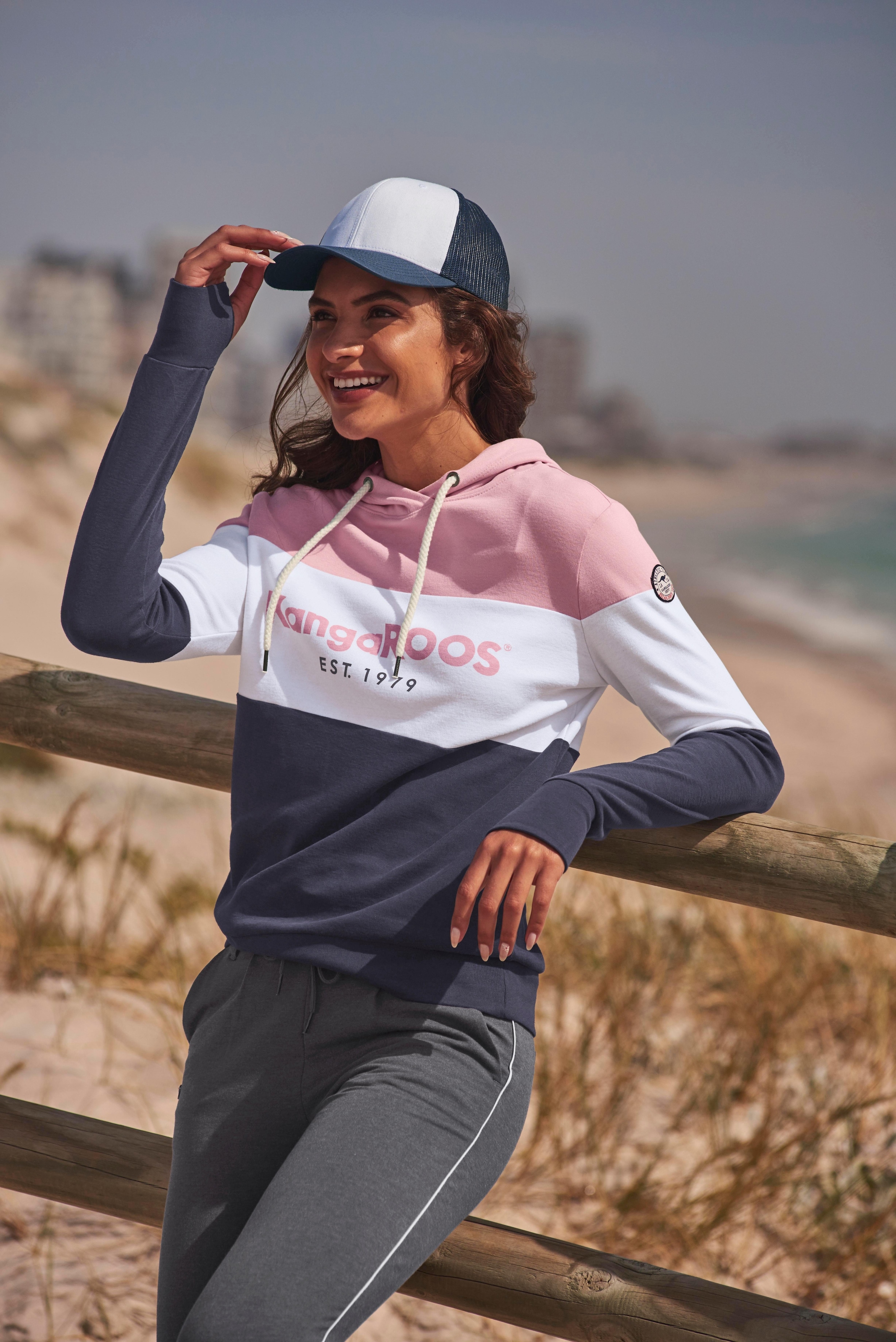 KangaROOS Hoodie, Langarm mit Daumenlöchern, figurumspielend
