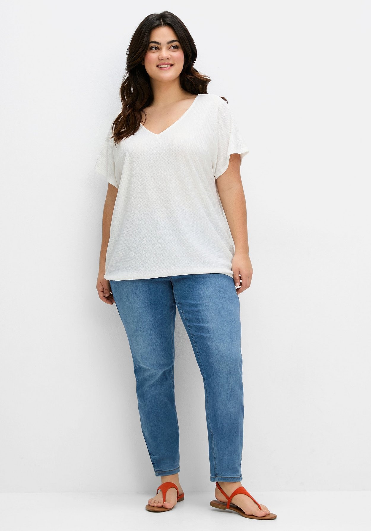 Sheego T-Shirt »Shirt aus Struktur-Jersey, mit Gummizugsaum«