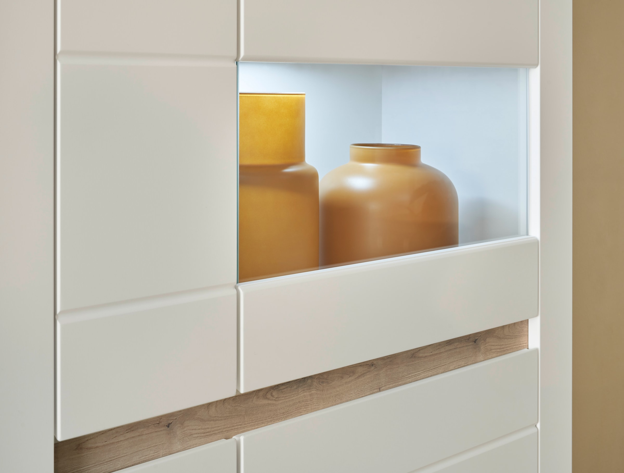 INOSIGN Vitrine »Chester, Hochschrank mit Stauraum, Glasvitrine, Anrichte, Weiß Matt«, (1 St.), austauschbare Blende in der Griffleiste, zeitloses Design, 85 cm breit