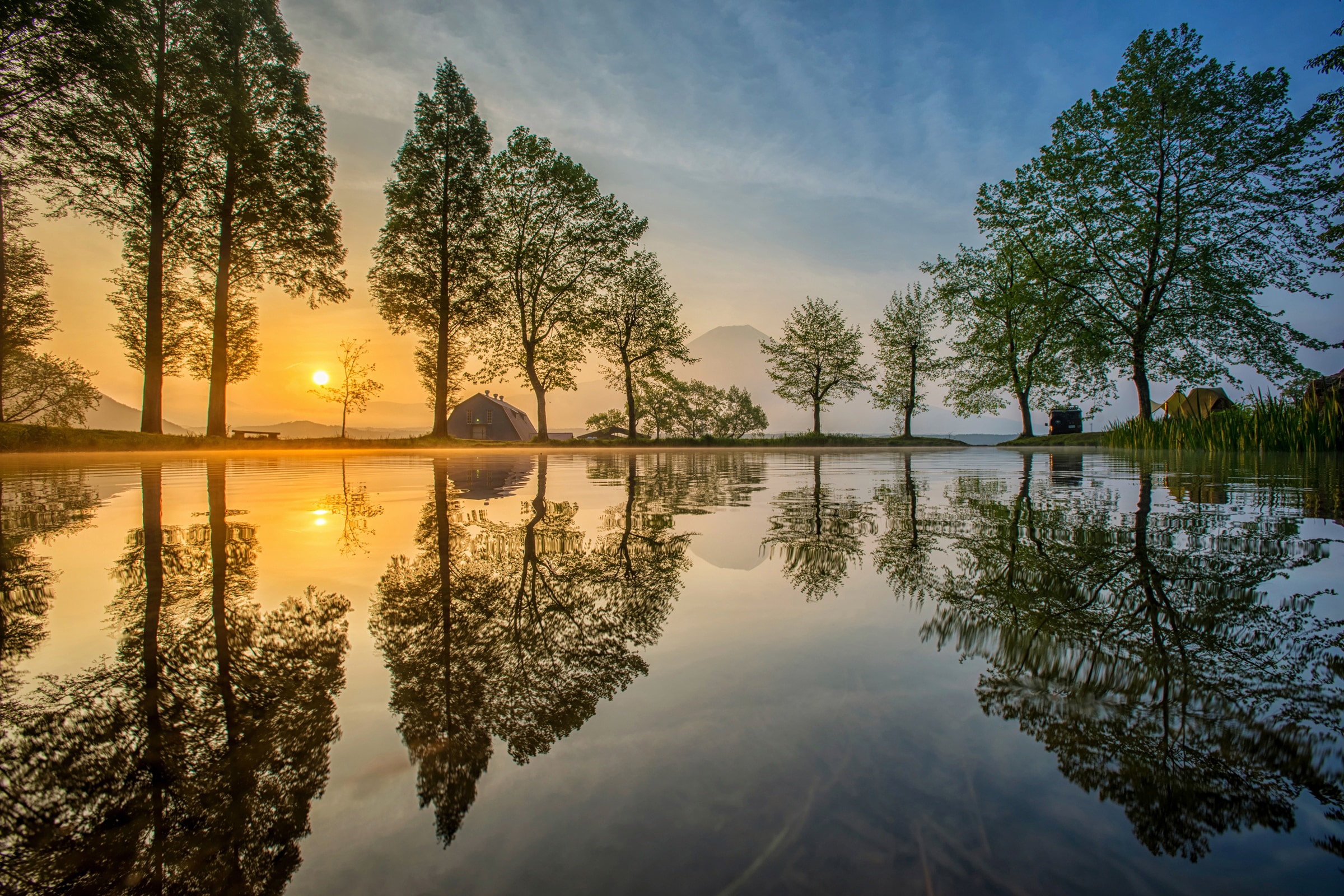 Fototapete »Photo-Art CHANWIT WHANSET, MOUNT FUJI SPIEGELT SICH IM SEE, JAPAN«