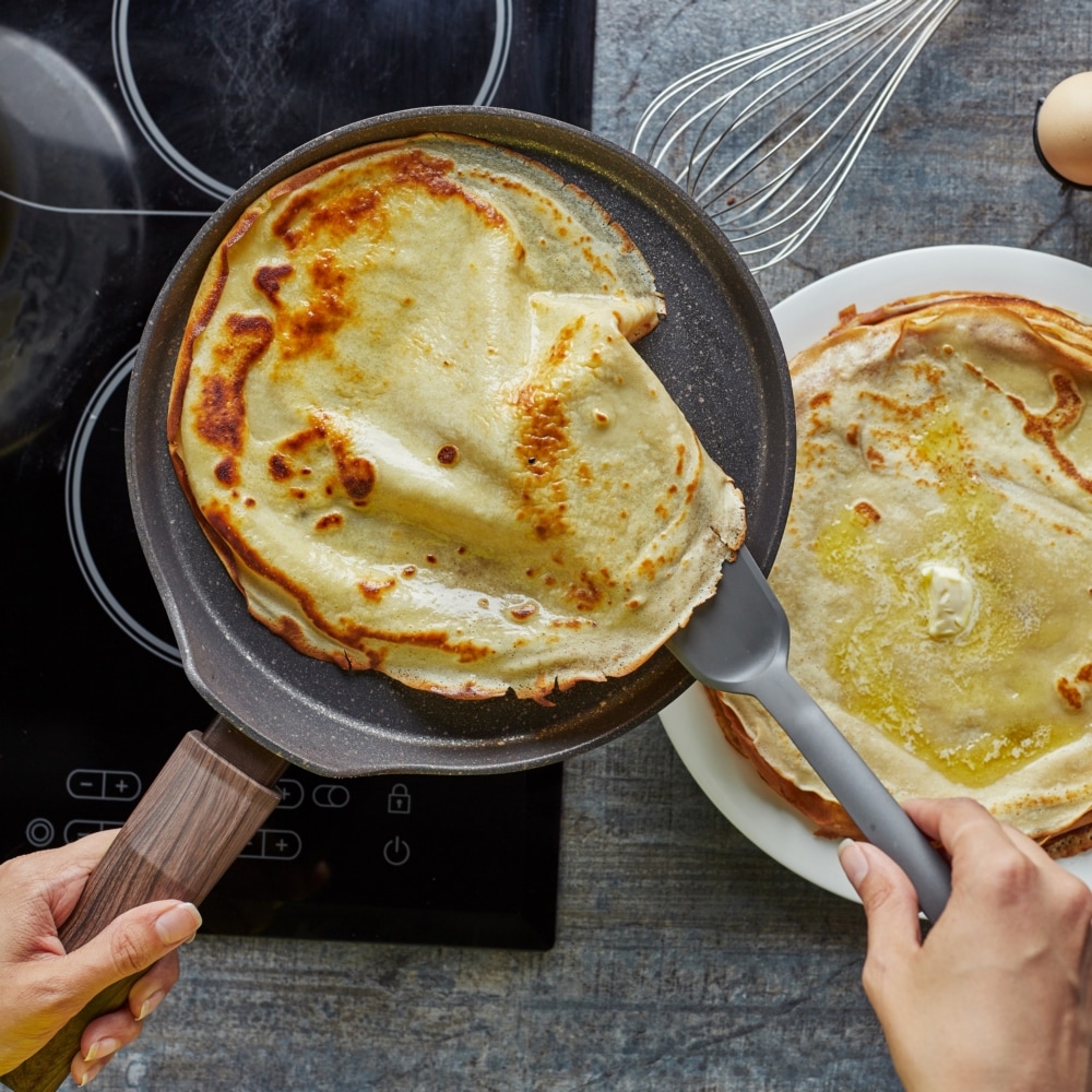 RESTO Kitchenware Crêpepfanne »Carina, Pfannkuchenpfanne mit holzähnlichem Soft-Touch-Griff«, Aluminium, (1 tlg.), mit Marmor-Antihaftbeschichtung, 4-lagig, für alle Herdarten geeignet