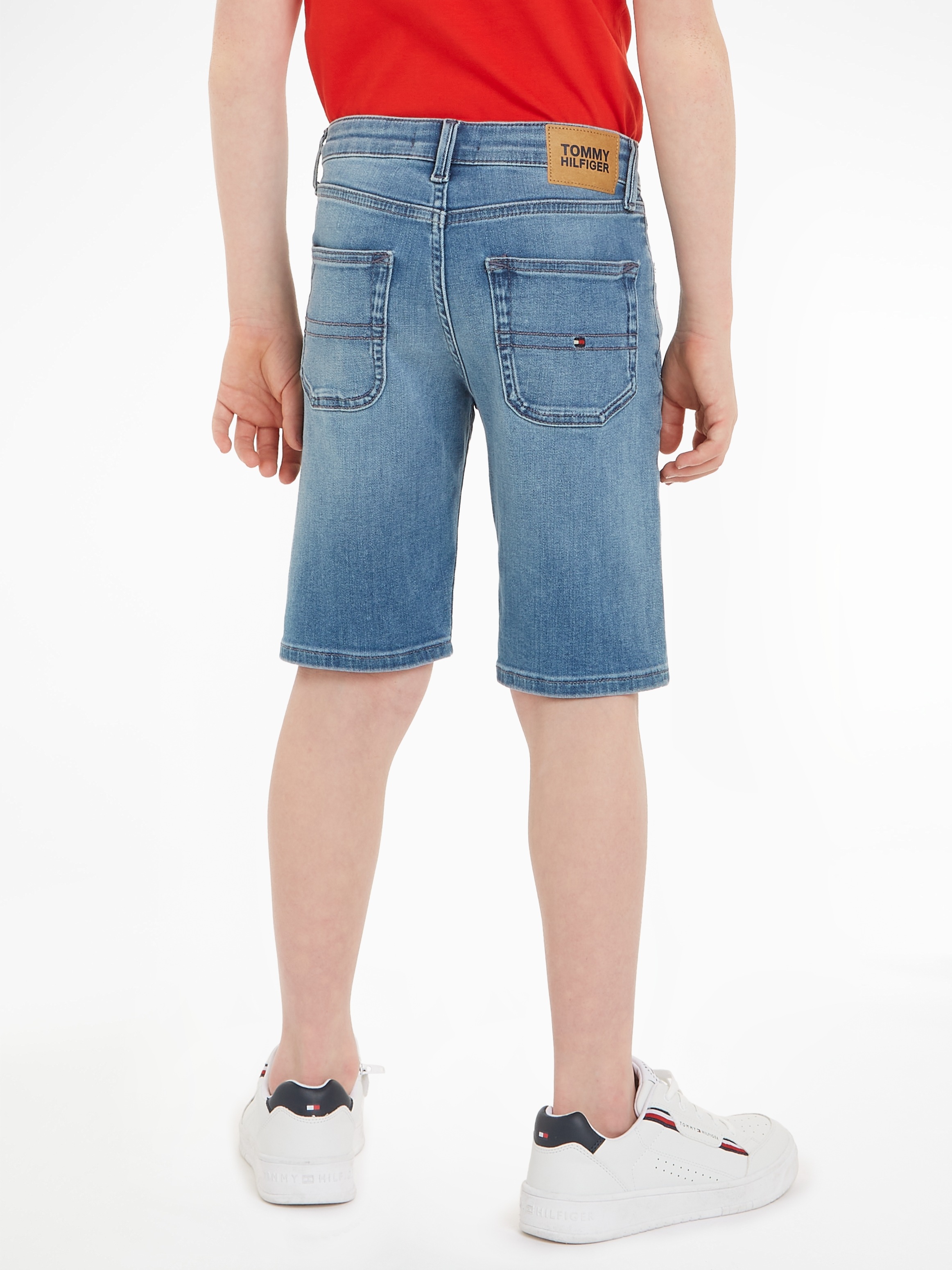 Tommy Hilfiger Shorts »MODERN STRAIGHT SHORTS«, mit Markendetails
