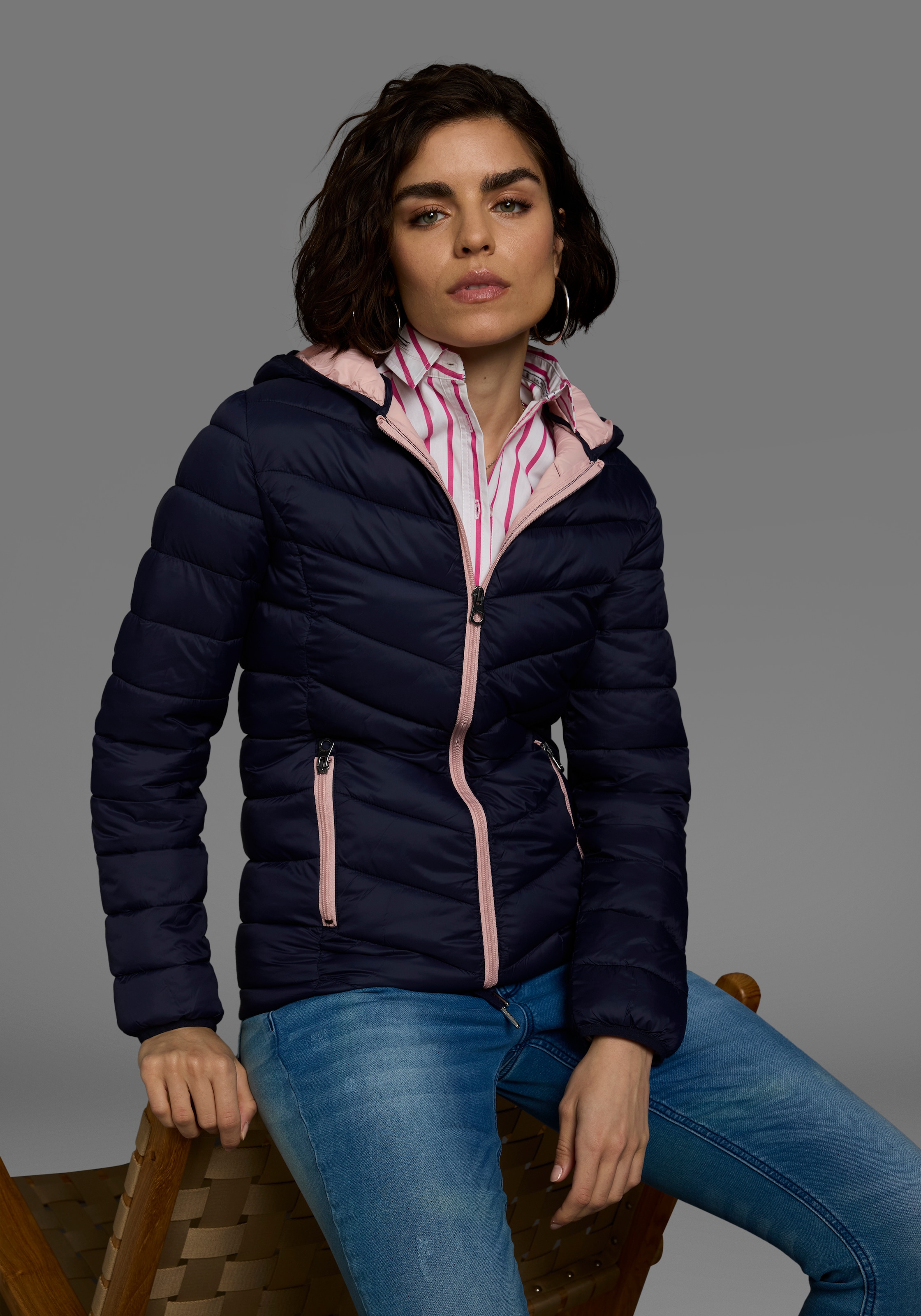 KangaROOS Steppjacke, mit Kapuze, mit kontrastfarbenen Details