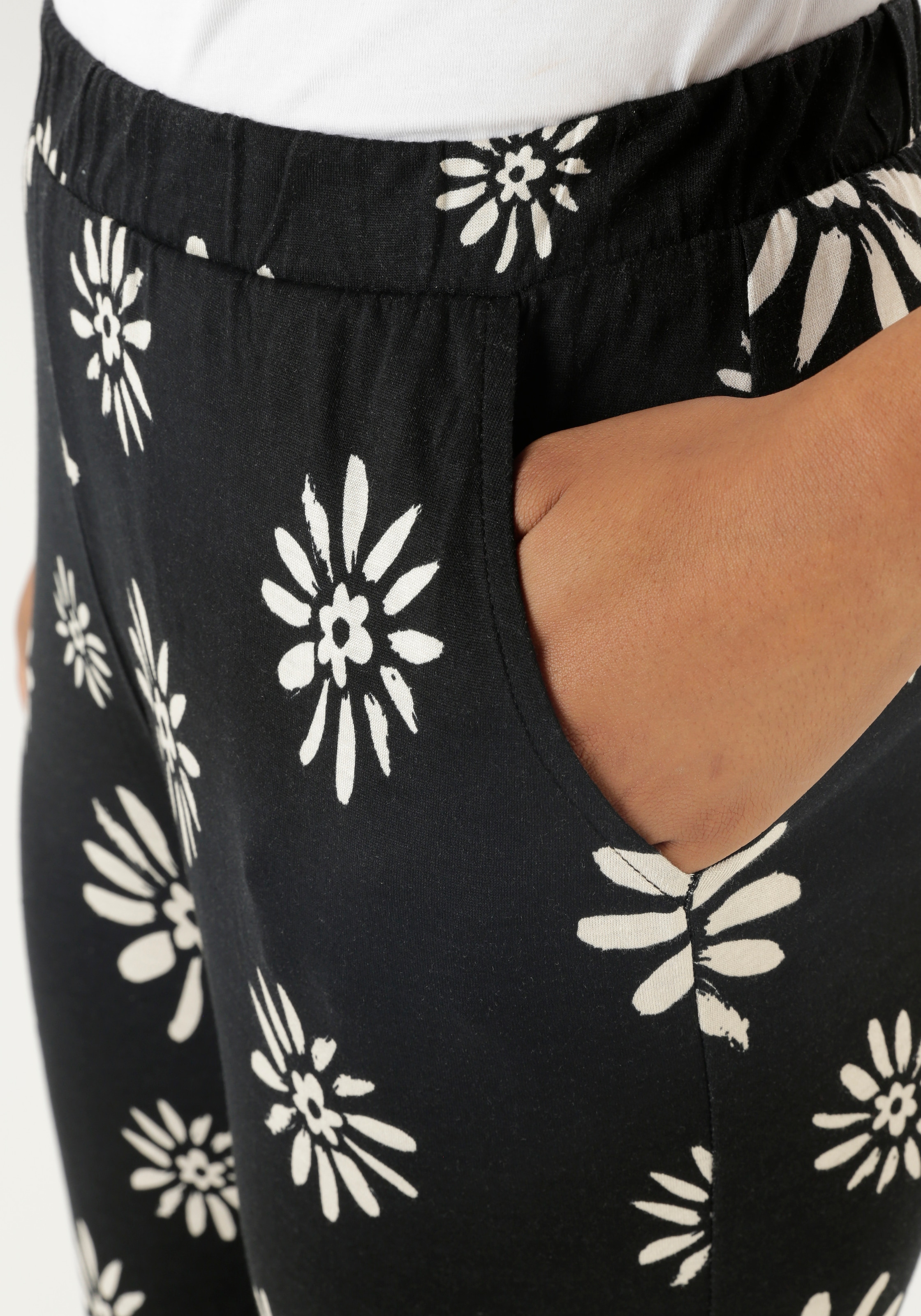 Aniston SELECTED Schlupfhose, mit trendigen Blütenprint allover