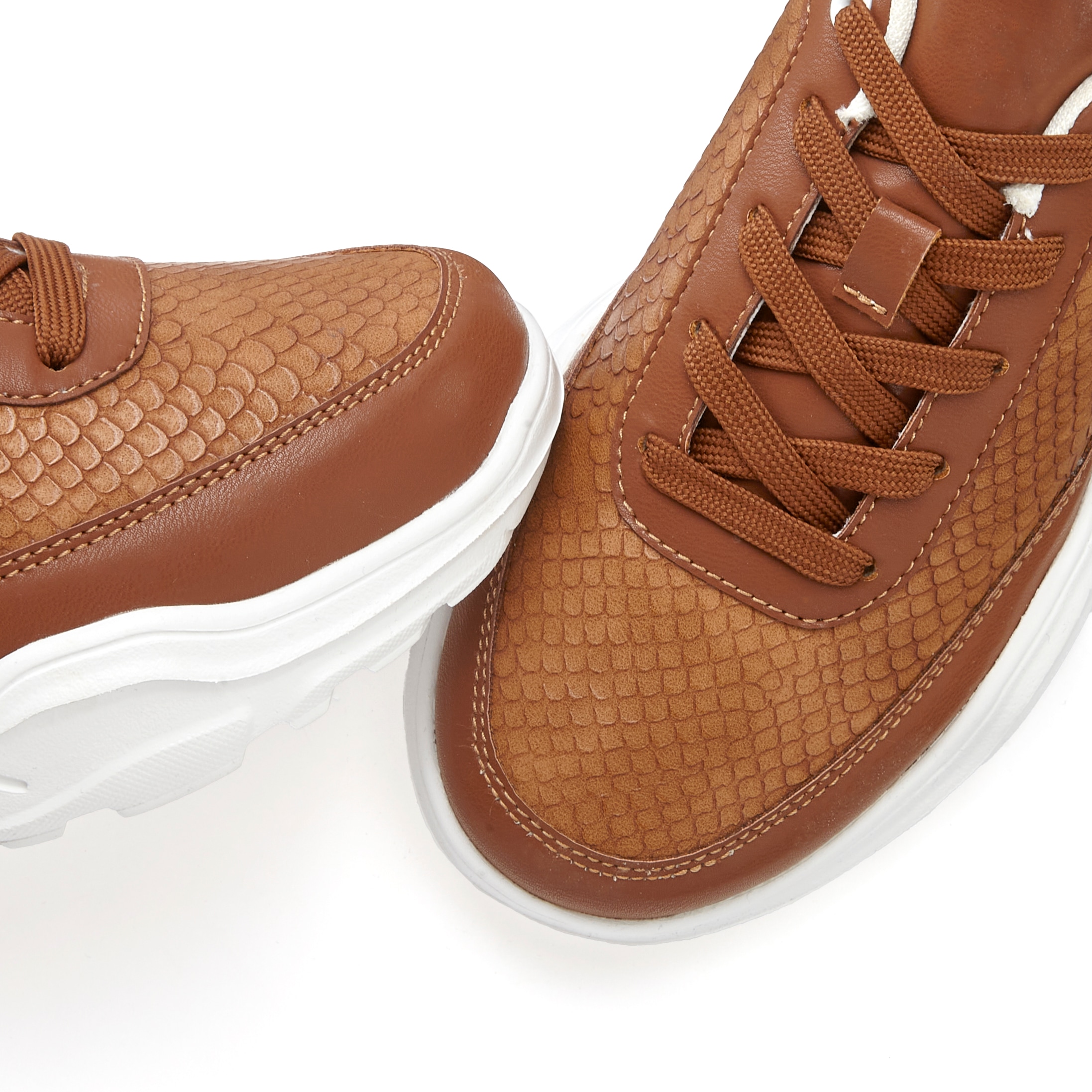 LASCANA Sneaker, Halbschuh, Sportschuh, leichte Chunky Sohle VEGAN