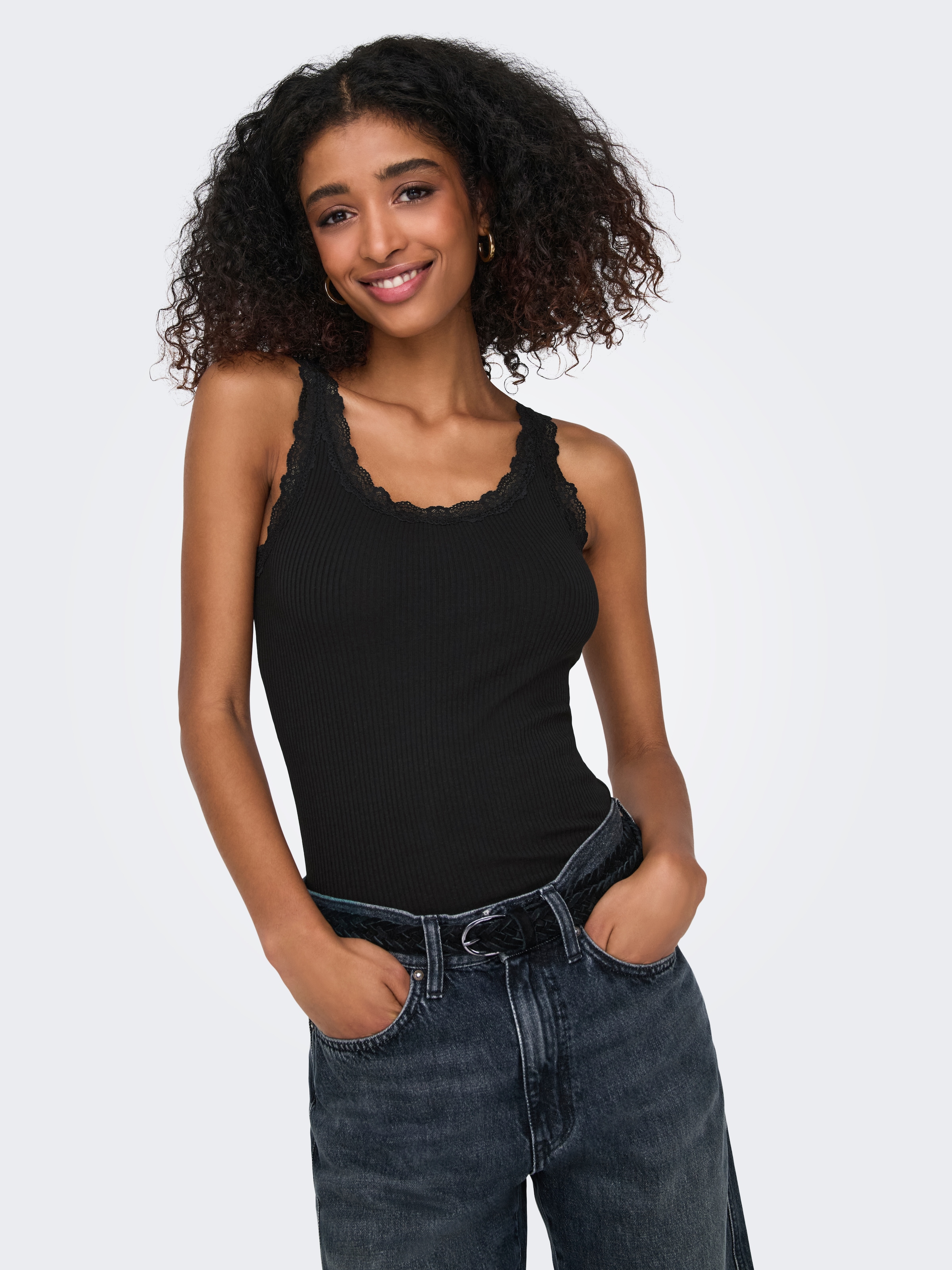 ONLY Tanktop »ONLSARA – Tanktop mit Spitzendetail am Ausschnitt« Baumwollmischung, regular fit