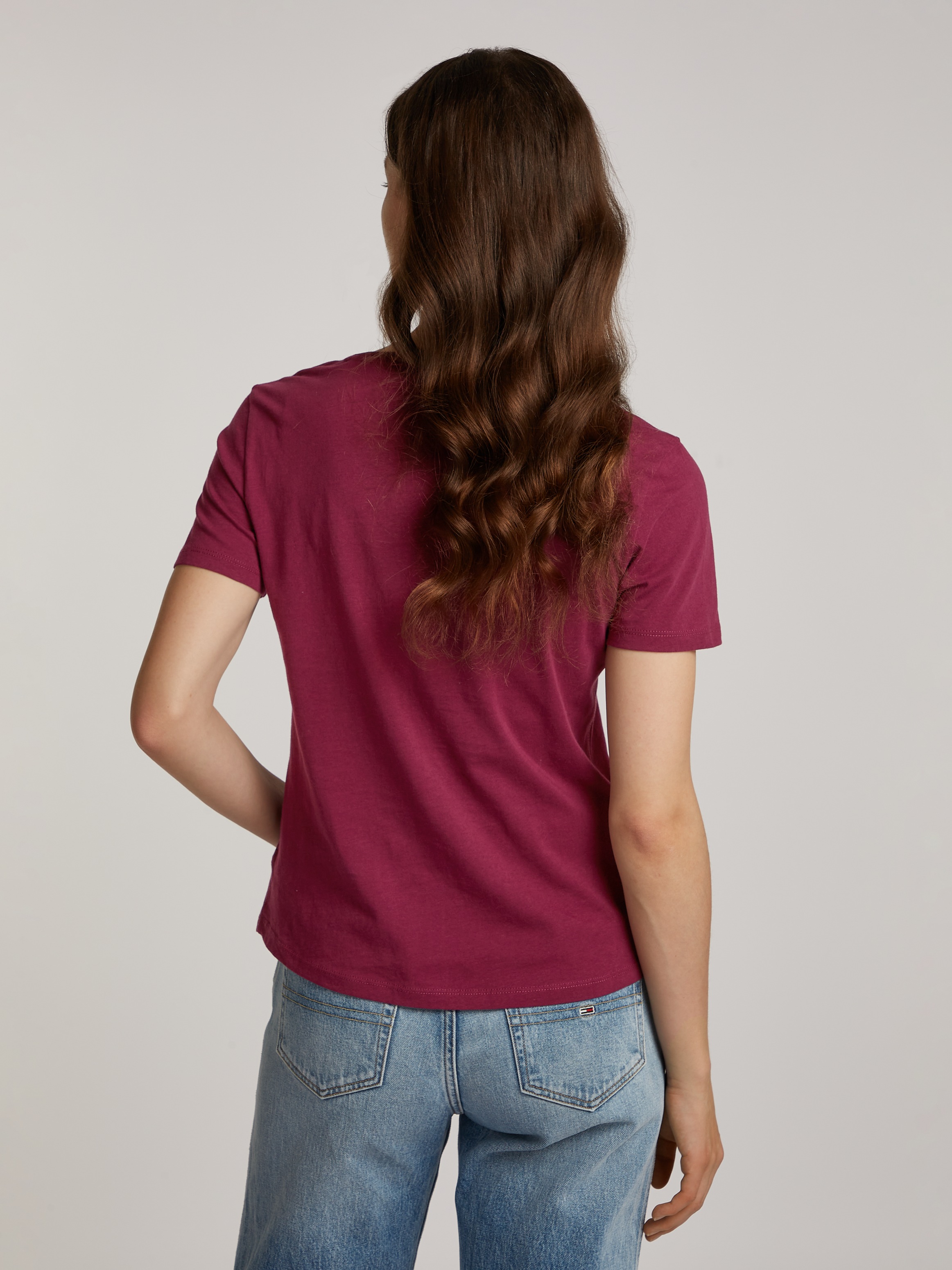 Tommy Jeans V-Shirt »TJW 2PACK SLIM SOFT V NECK TEE«, (Packung, 2 tlg., 2er-Pack), in Basic Optik mit Tommy Jeans Markenlabel