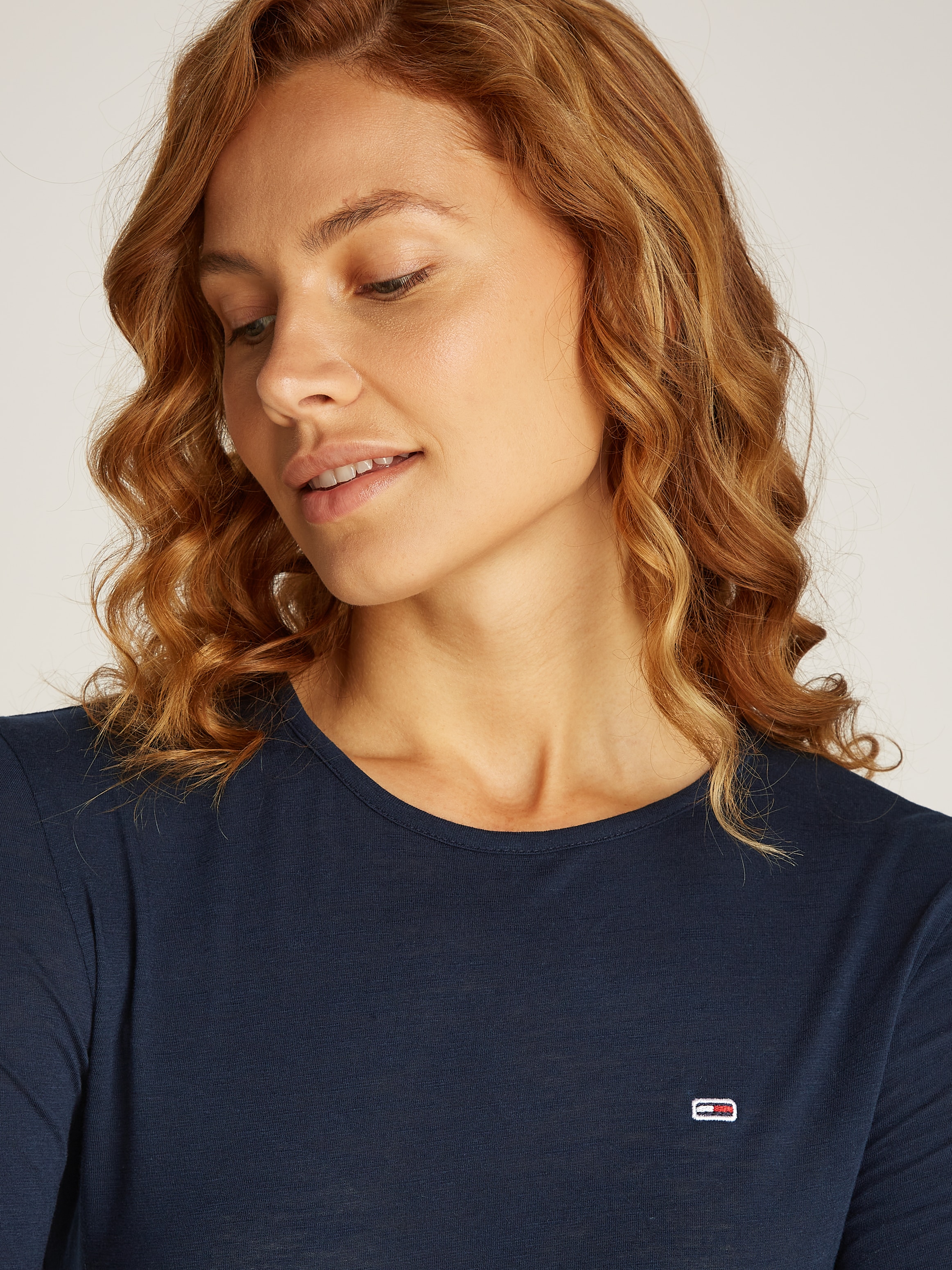 Tommy Jeans Langarmshirt »TJW SLUB SOFT TEE LS«, mit Babylock-Saum, Logostickerei