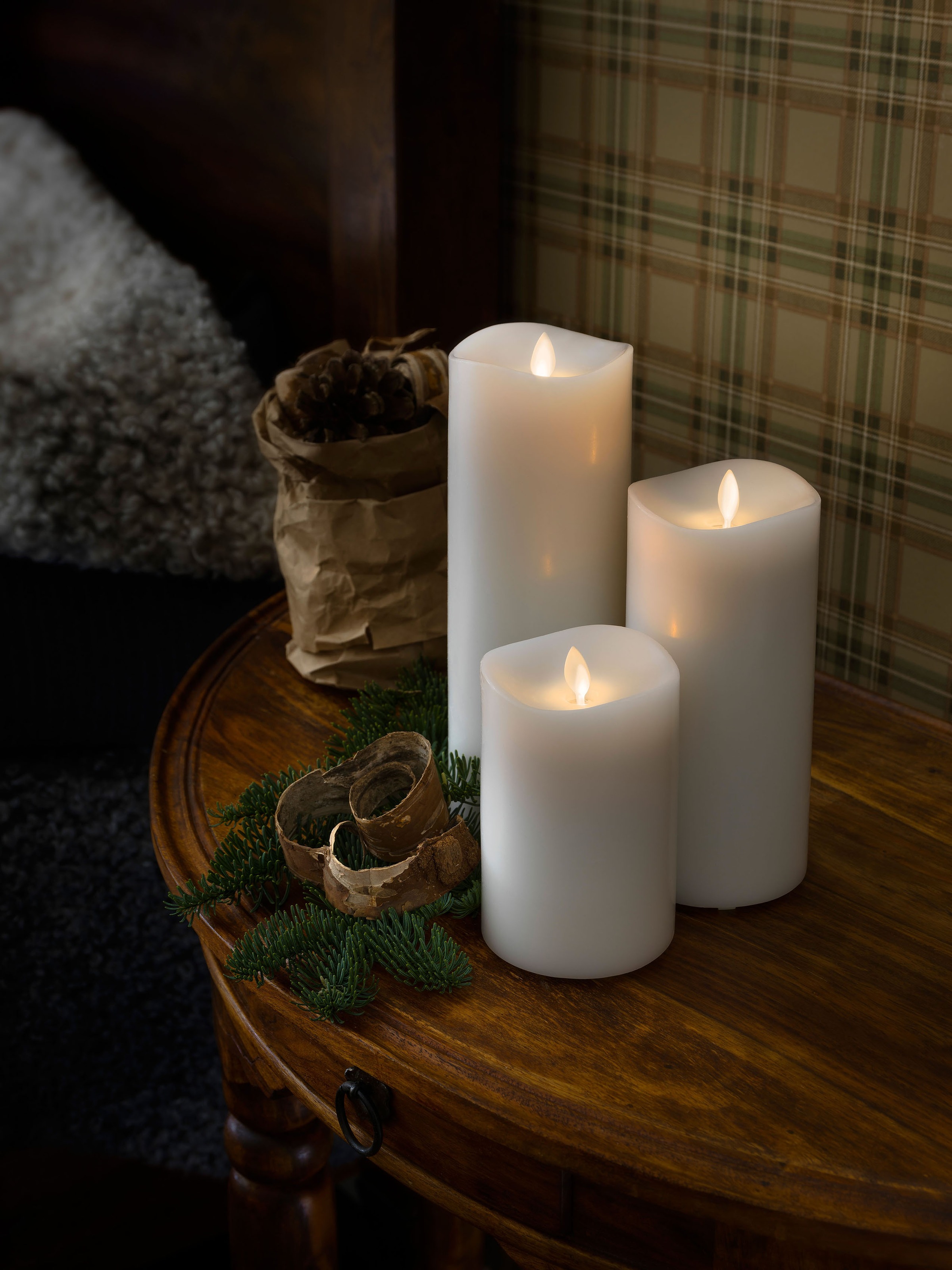 KONSTSMIDE LED-Kerze, Duftkerze, weiß, flackernd, mit Lavendel-Duftpad, Ø 9 cm, H. ca. 13 cm