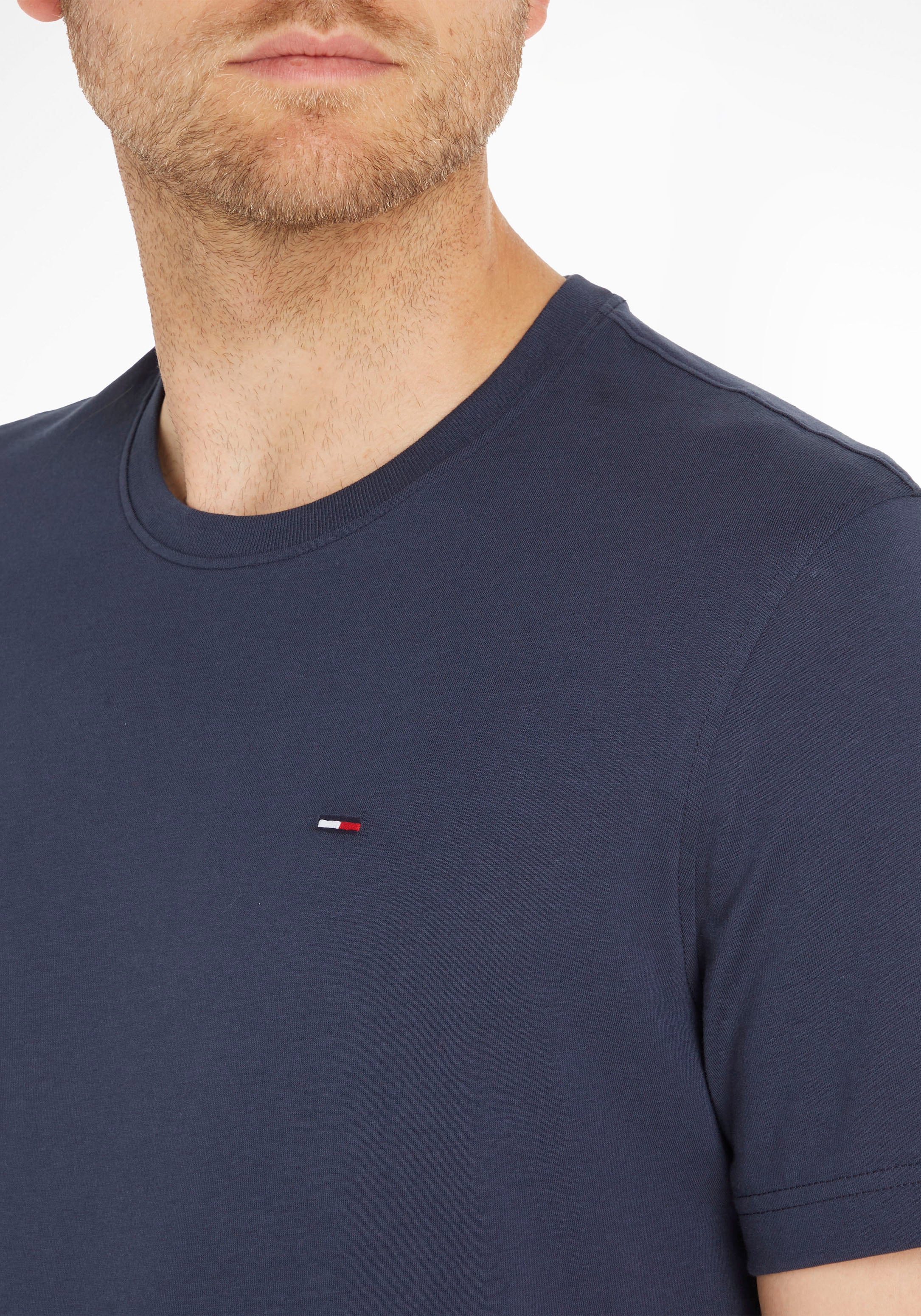 Tommy Jeans T-Shirt »TJM ESSENTIAL SOLID TEE«, mit Rundhalsausschnitt und dezenter Logo-Flag
