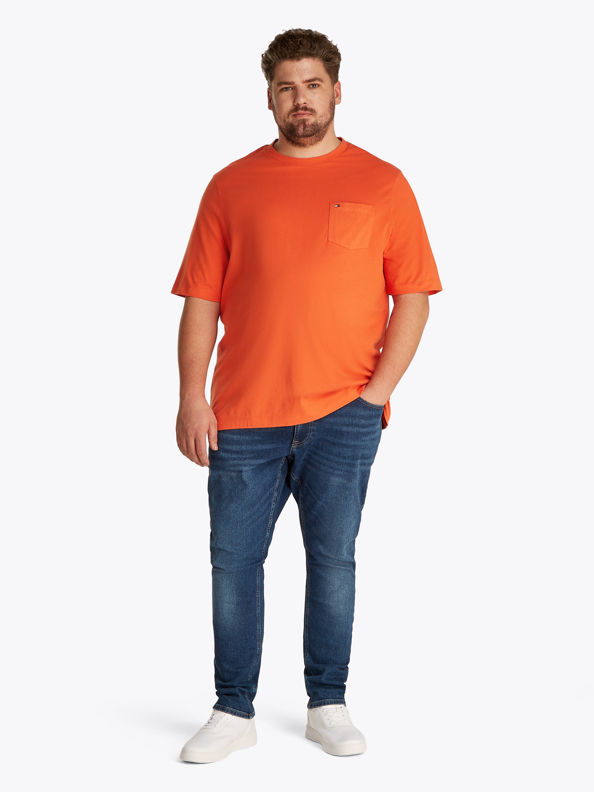 Tommy Hilfiger Big & Tall Rundhalsshirt »BT-ESSENTIAL SOLID POCKET TEE-B«, in Große Größen, Logostickerei