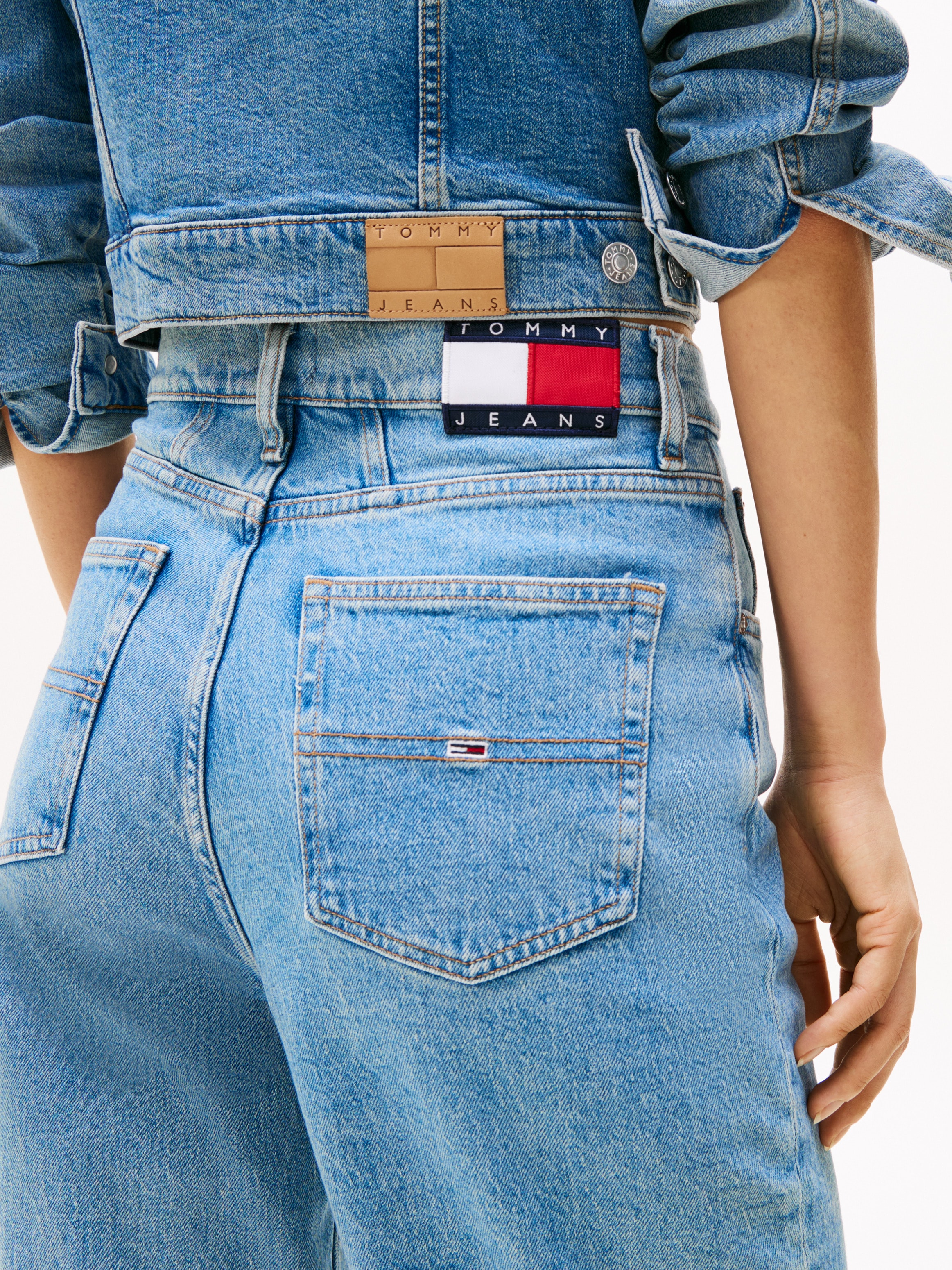 Tommy Jeans Tapered-fit-Jeans »High waist - Mom-Jeans Tapered«, Mit Tommy Hilfiger Logo-Flag auf der Gesäßtasche