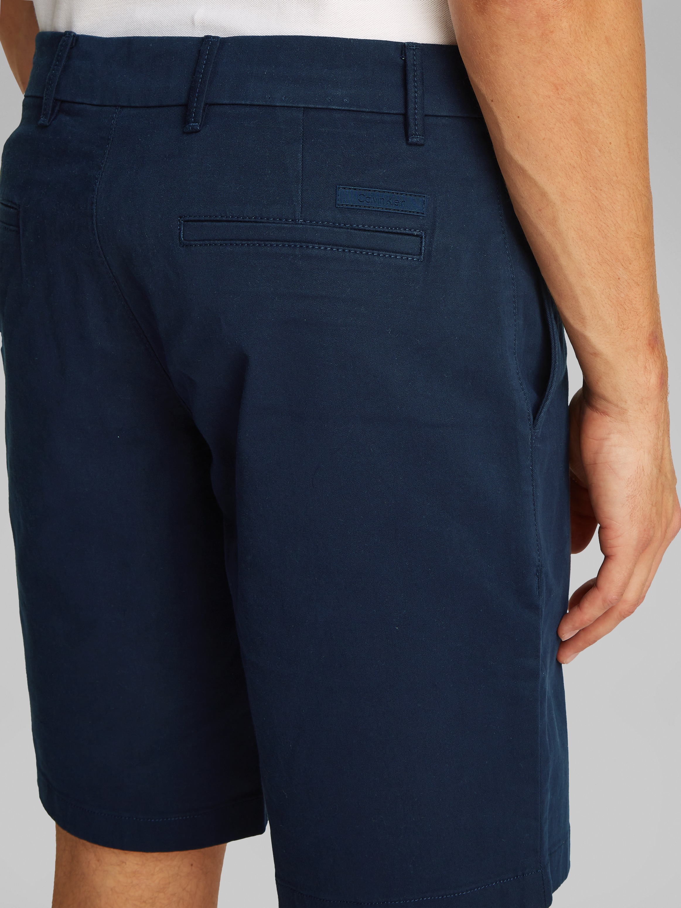 Calvin Klein Chinoshorts »MODERN TWILL SLIM CHINO SHORT«, mit Logo-Patch
