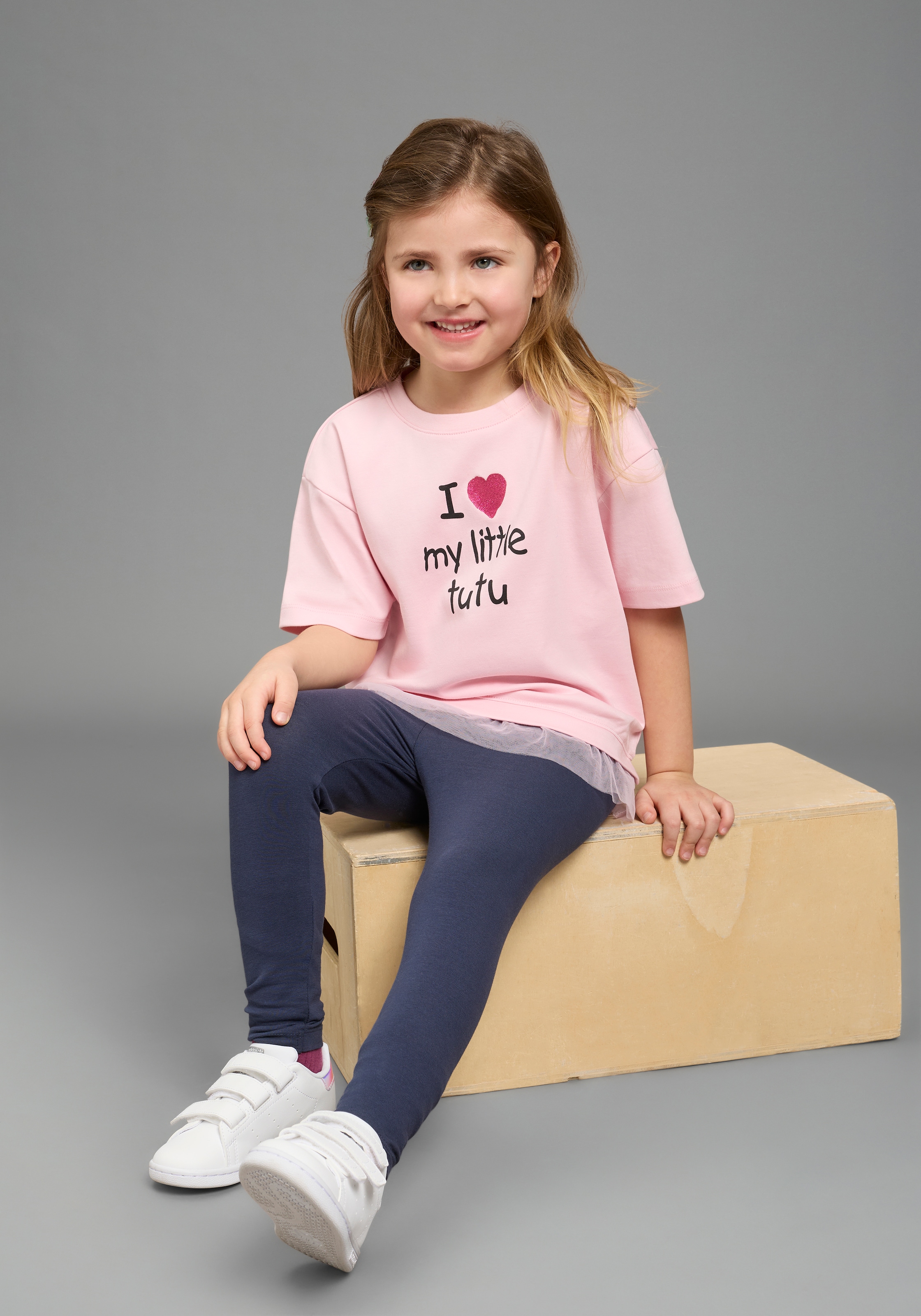 KIDSWORLD T-Shirt »mit Glitzerprint und Tüll-Saum: I love my little tutu« Basic Passform, Kurzarm, mit Volant aus Polyester