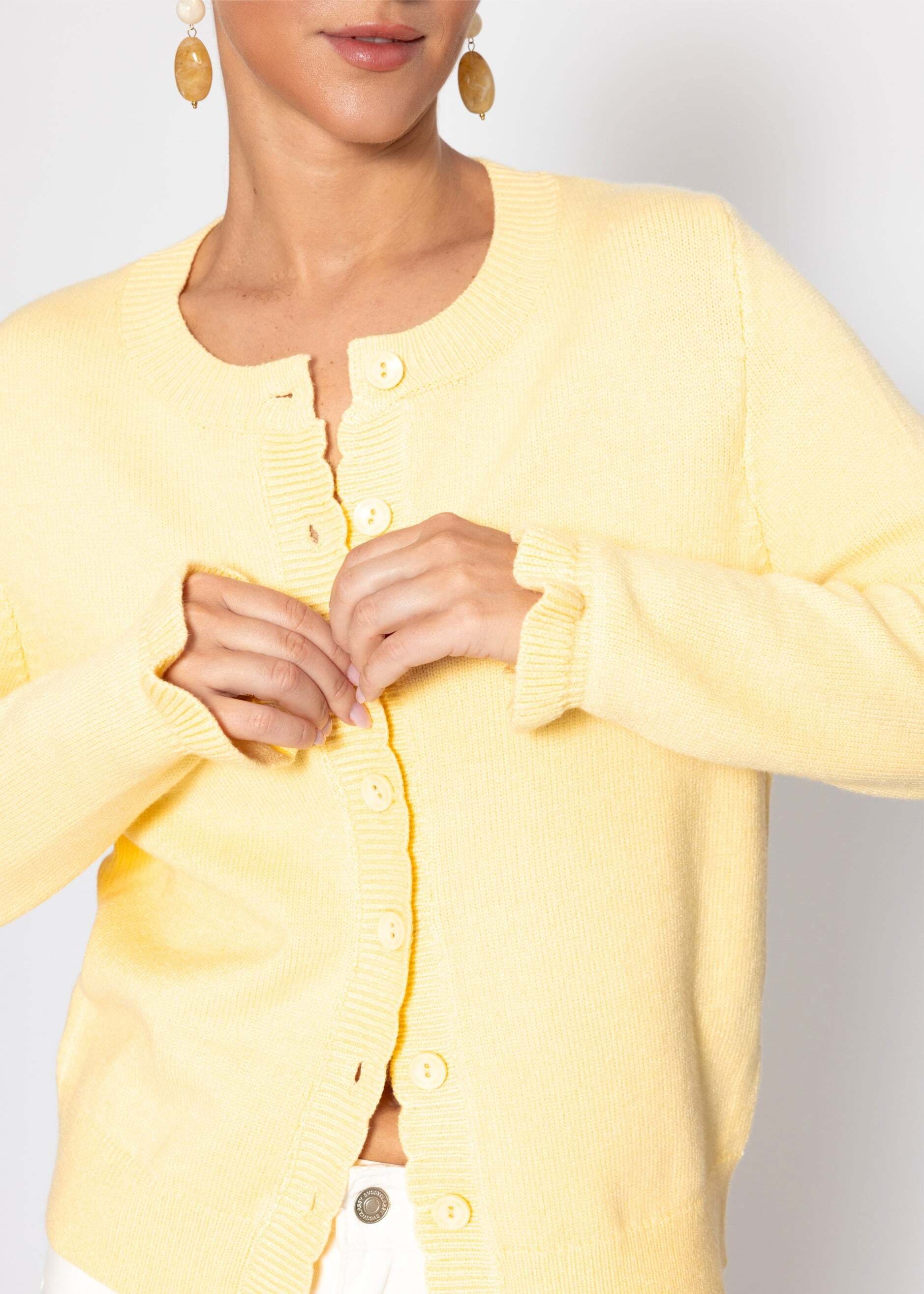 SASSYCLASSY Strickjacke »Strickjacke mit Volants« Verspielter Cardigan mit Knopfleiste und gerippten Bündchen