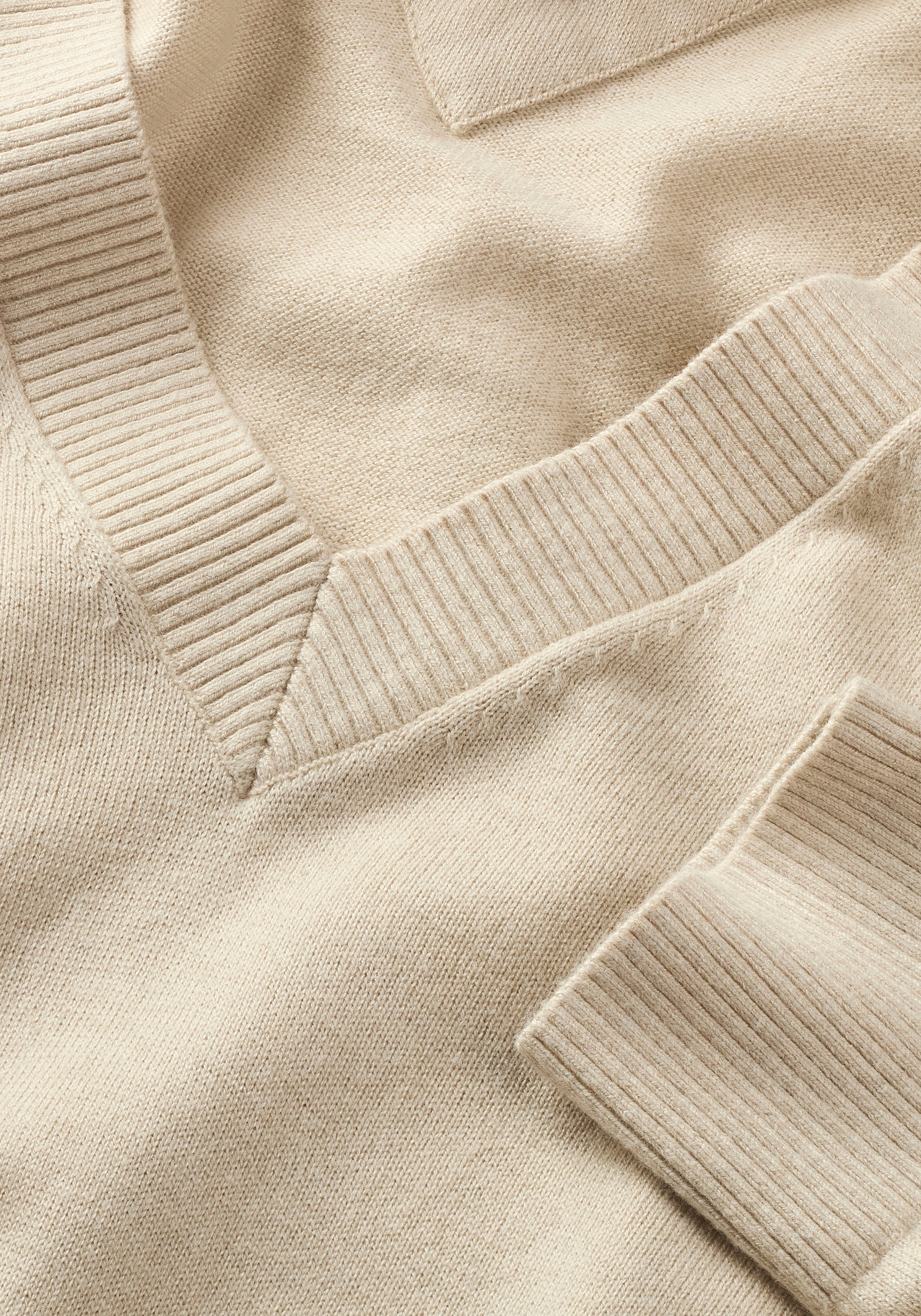 Tommy Jeans V-Ausschnitt-Pullover »TJW ESSENTIAL VNECK SWEATER EXT«, mit Logostickerei