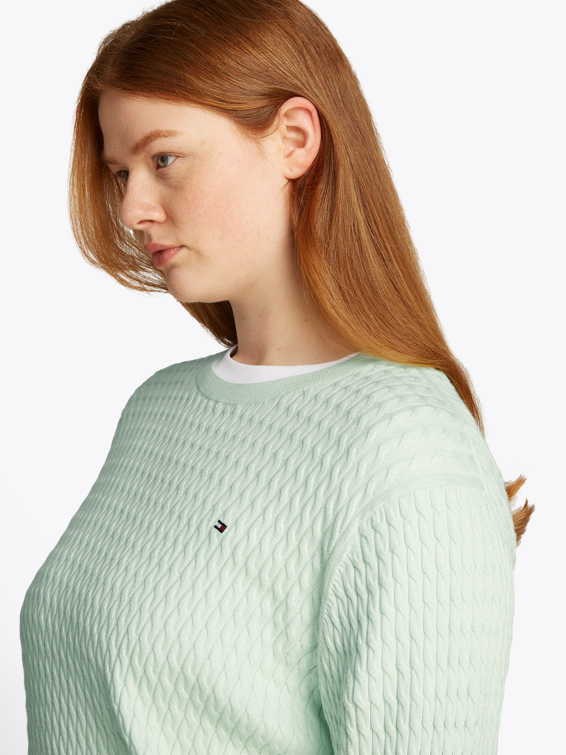 Tommy Hilfiger Curve Rundhalspullover »CRV CO CABLE C-NK LS SWEATER«, in Großen Größen, Zopfmuster, Logostickerei