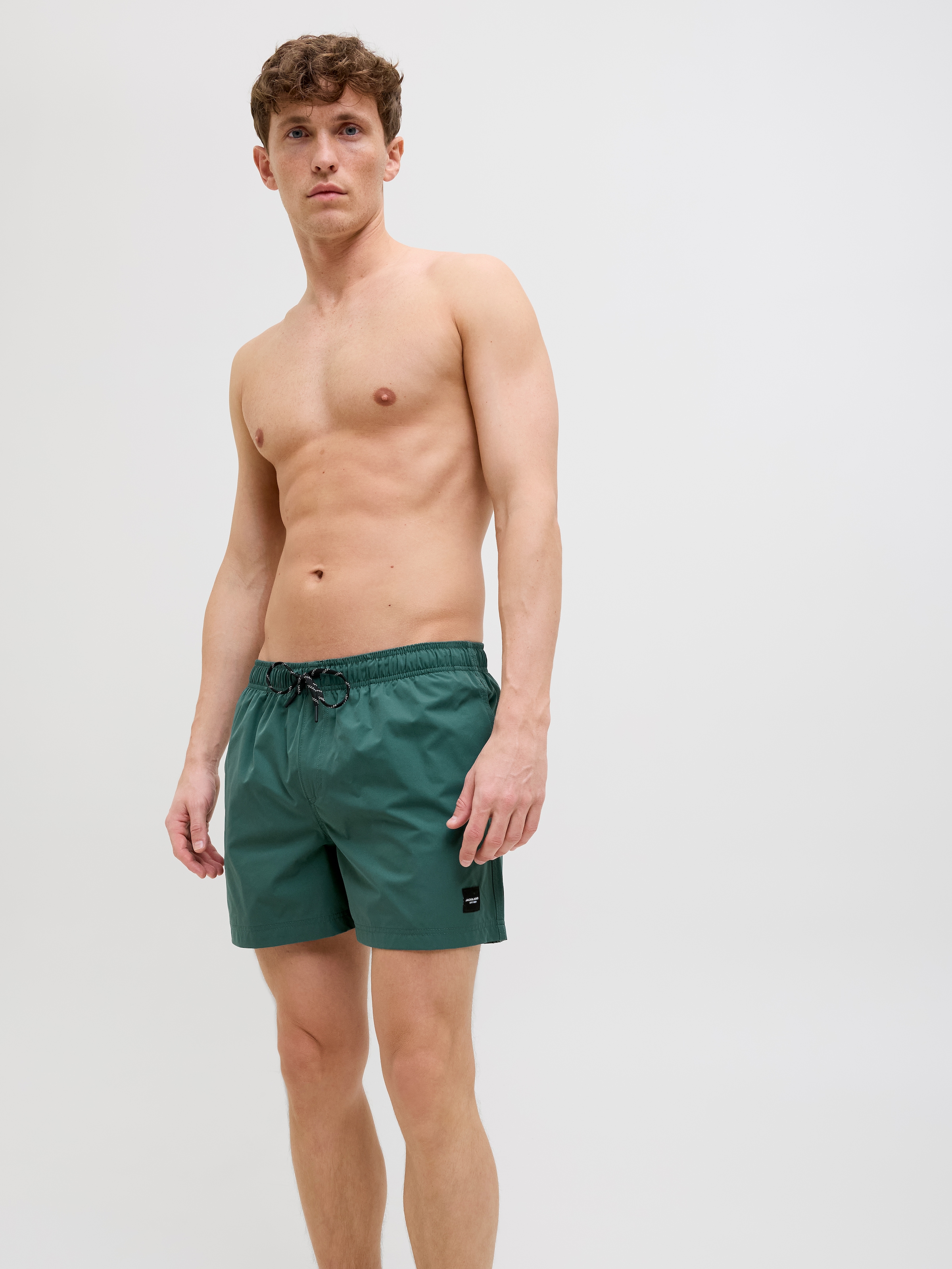 Jack & Jones Badeshorts »JPSTMAUI Badeshort mit elastischem Bund und normalem Schnitt«, unifarben, modisch, regular fit, Polyester