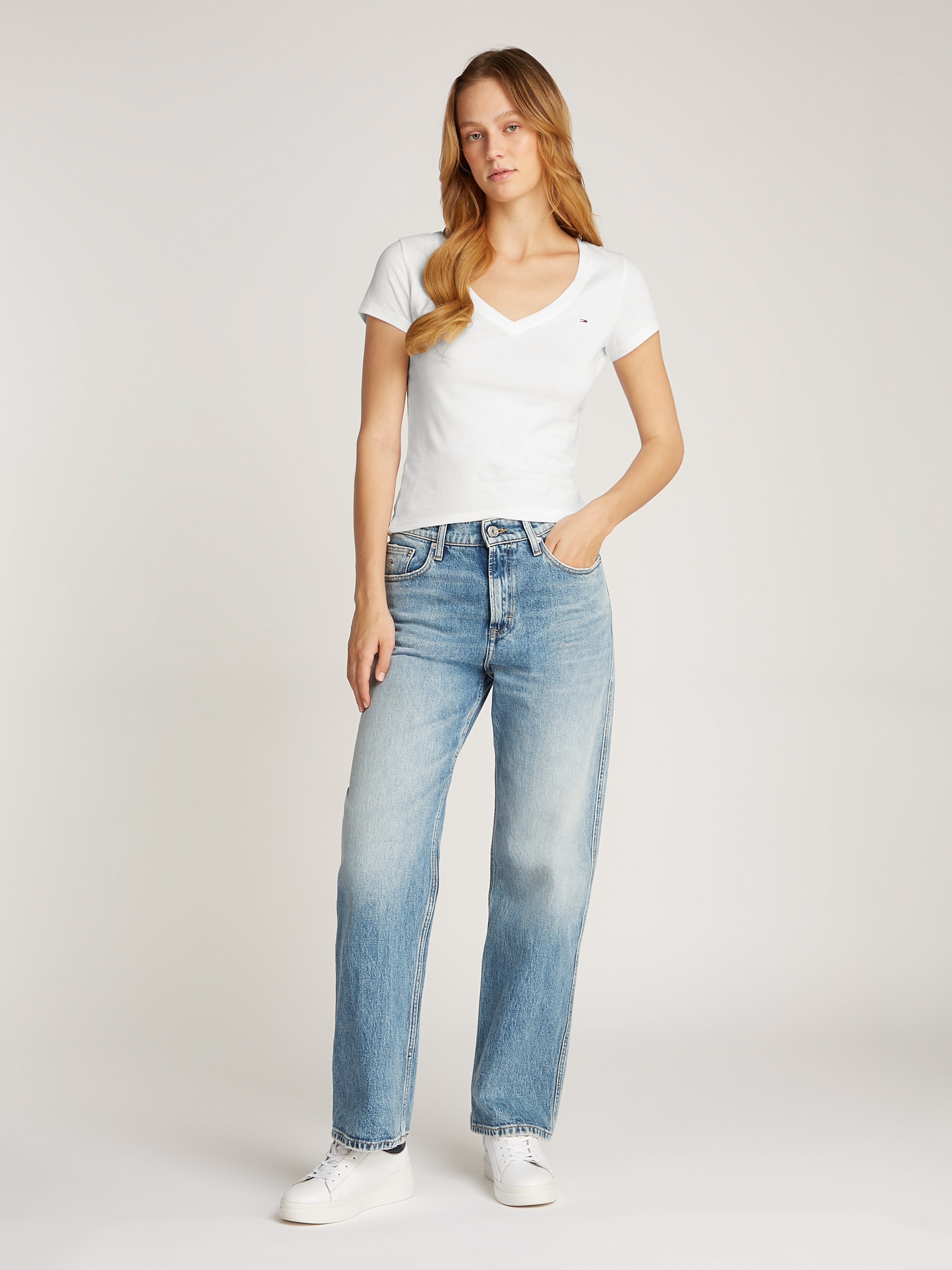 Tommy Jeans T-Shirt »TJW 2PACK V-NECK TEE«, (Packung, 2 tlg., 2-er Pack), mit Logostickerei