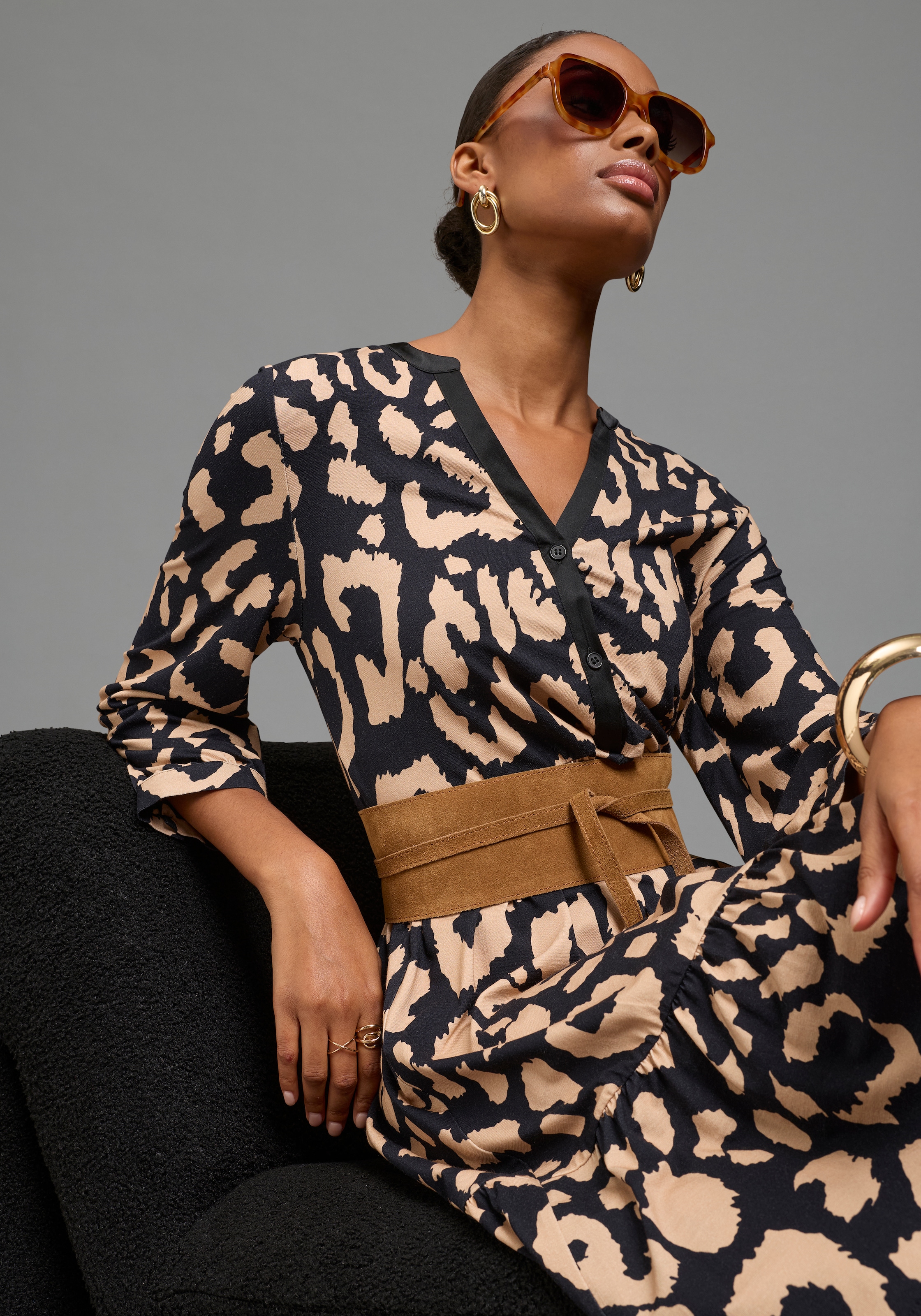 Bruno Banani Jerseykleid »mit Satin-Ausschnitt und Stufenrock« Ohne Taschen im Animal-Look, kniefrei, 3/4 Ärmel