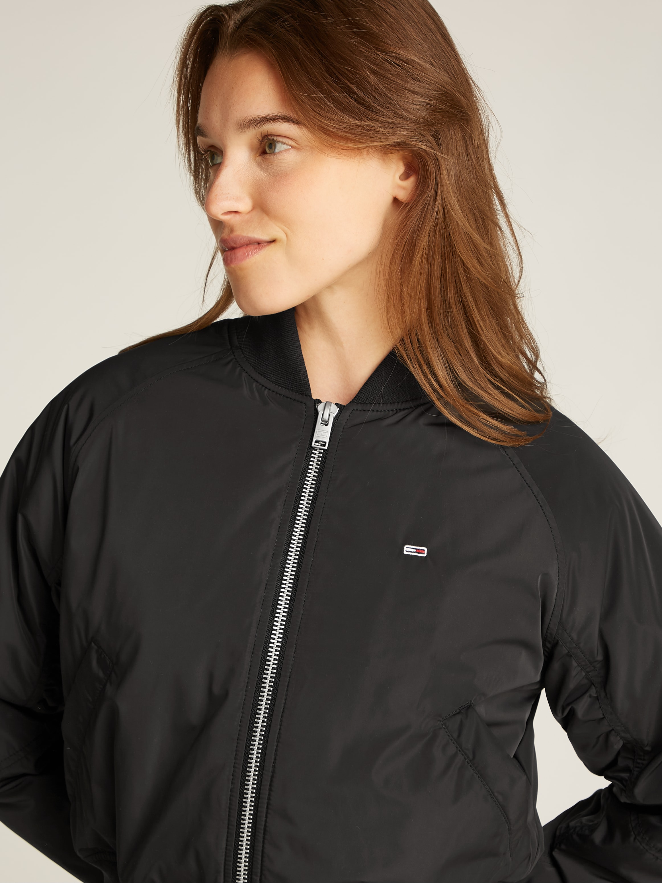 Tommy Jeans Bomberjacke, mit leichter Wattierung, mit Logostickerei