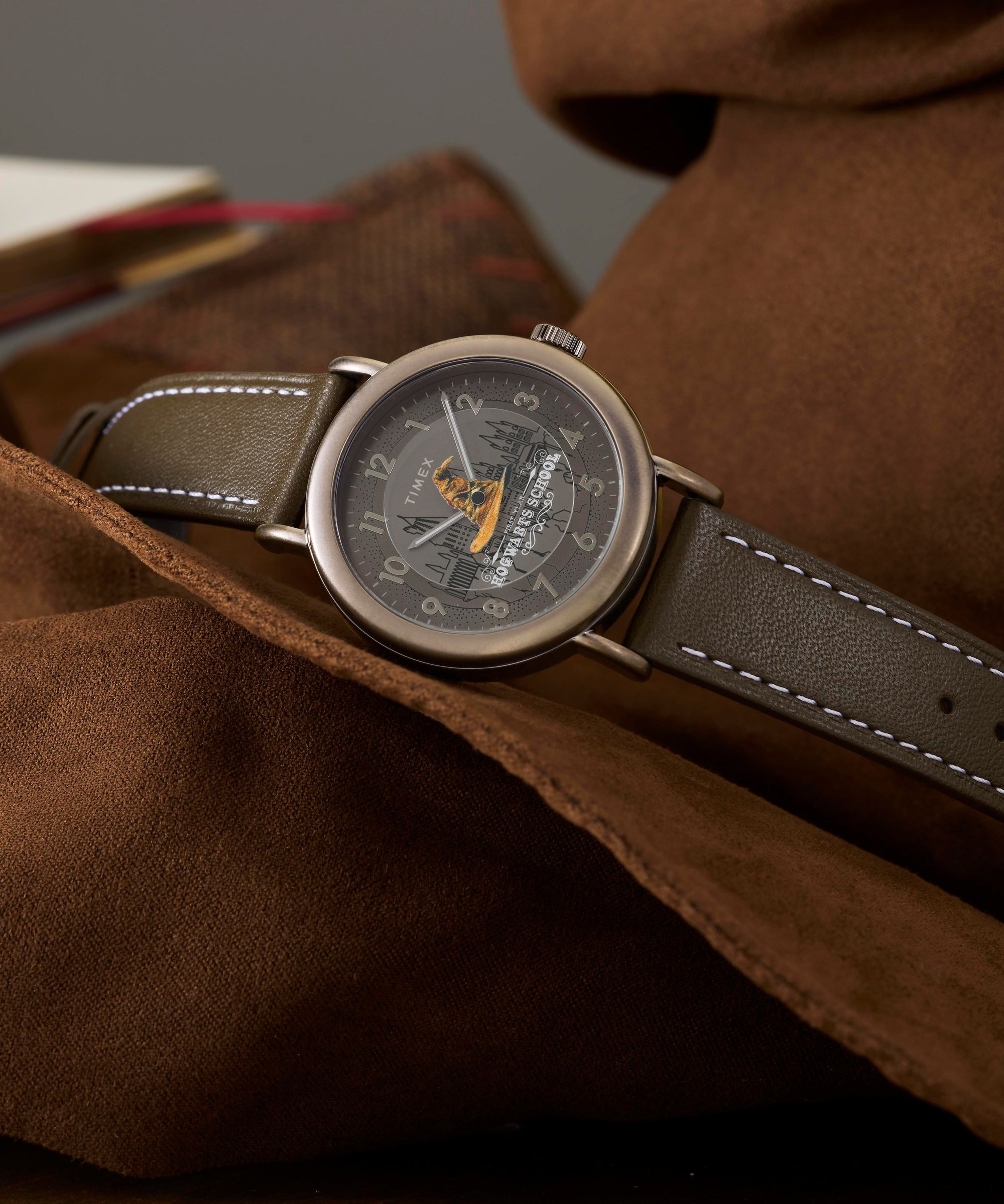Timex Quarzuhr »Timex x Harry Potter Weekender Sorting Hat« Armbanduhr, Damenuhr, Herrenuhr, Lederarmband, analog, Beleuchtung