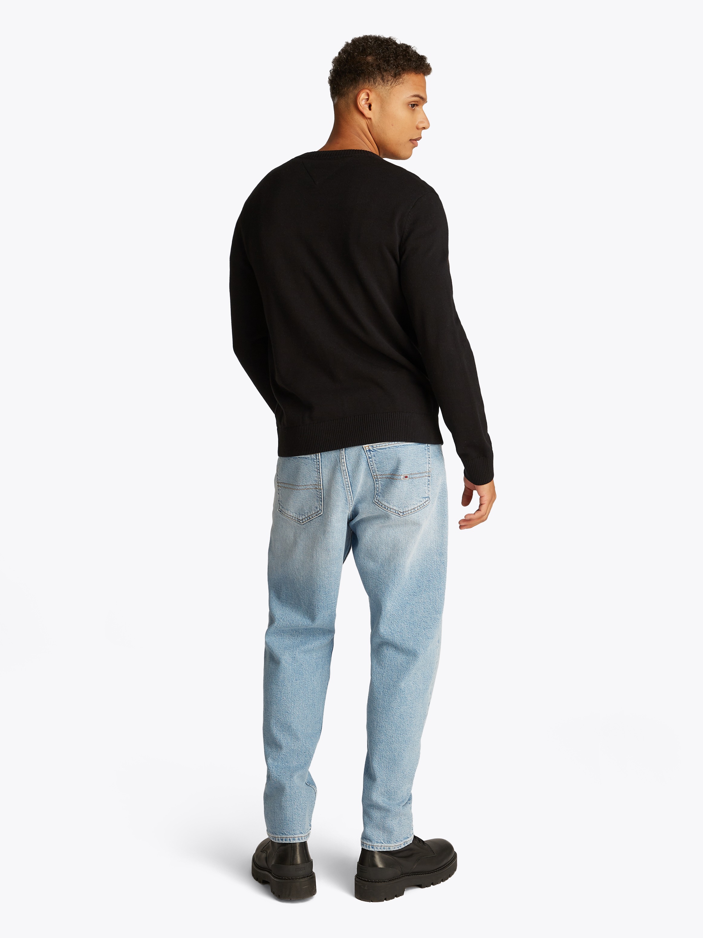 Tommy Jeans Rundhalspullover »TJM SLIM ESSENTIAL LIGHT SWEATER«, mit Flag-Patch