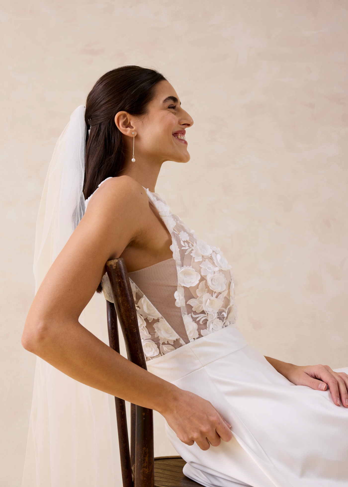 bonprix Brautkleid schmale Passform, aus glänzendem Satin, mit hohem Schlitz, ärmellos