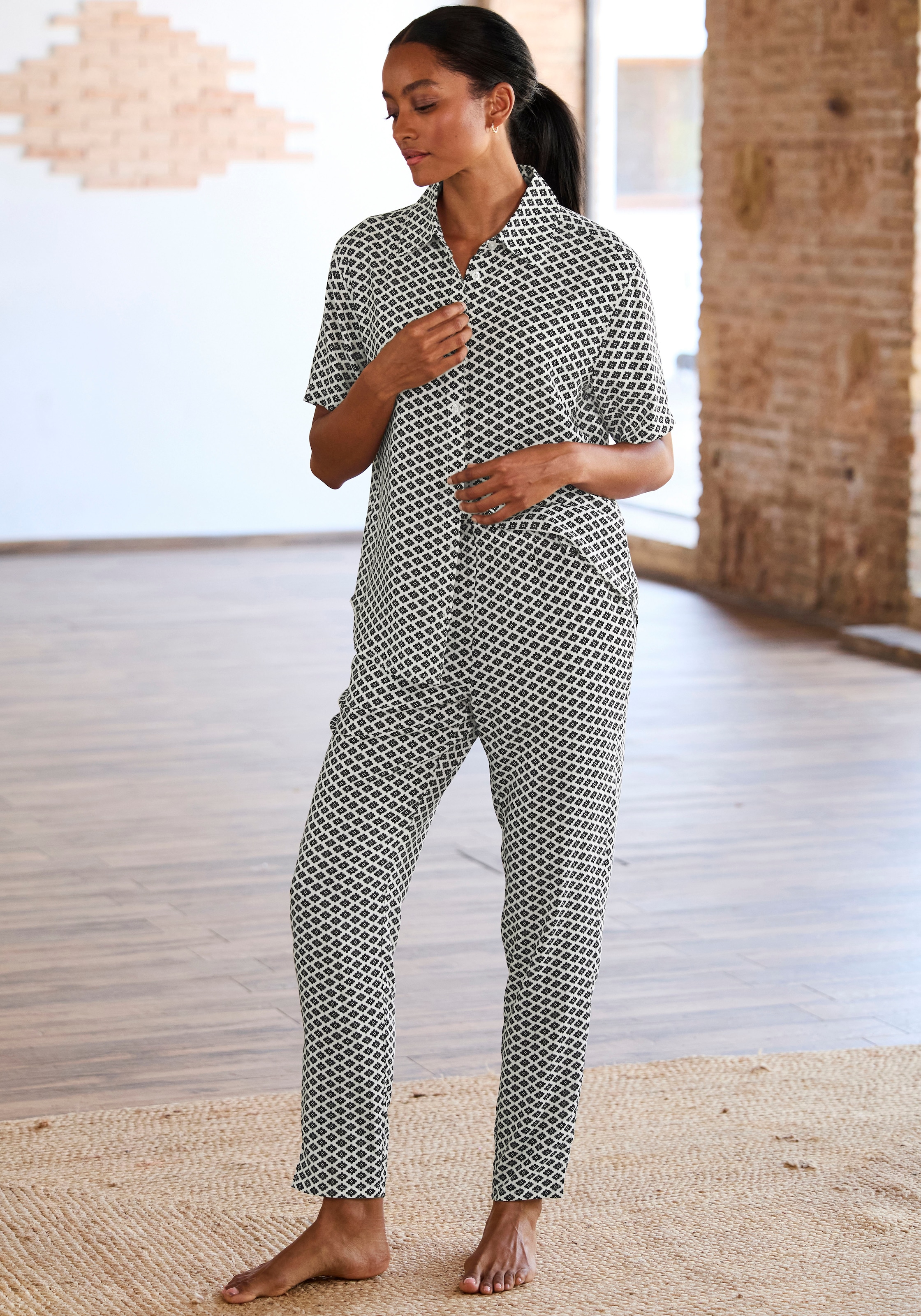 LASCANA Pyjamaoberteil, Mit edlem Allover-Druck
