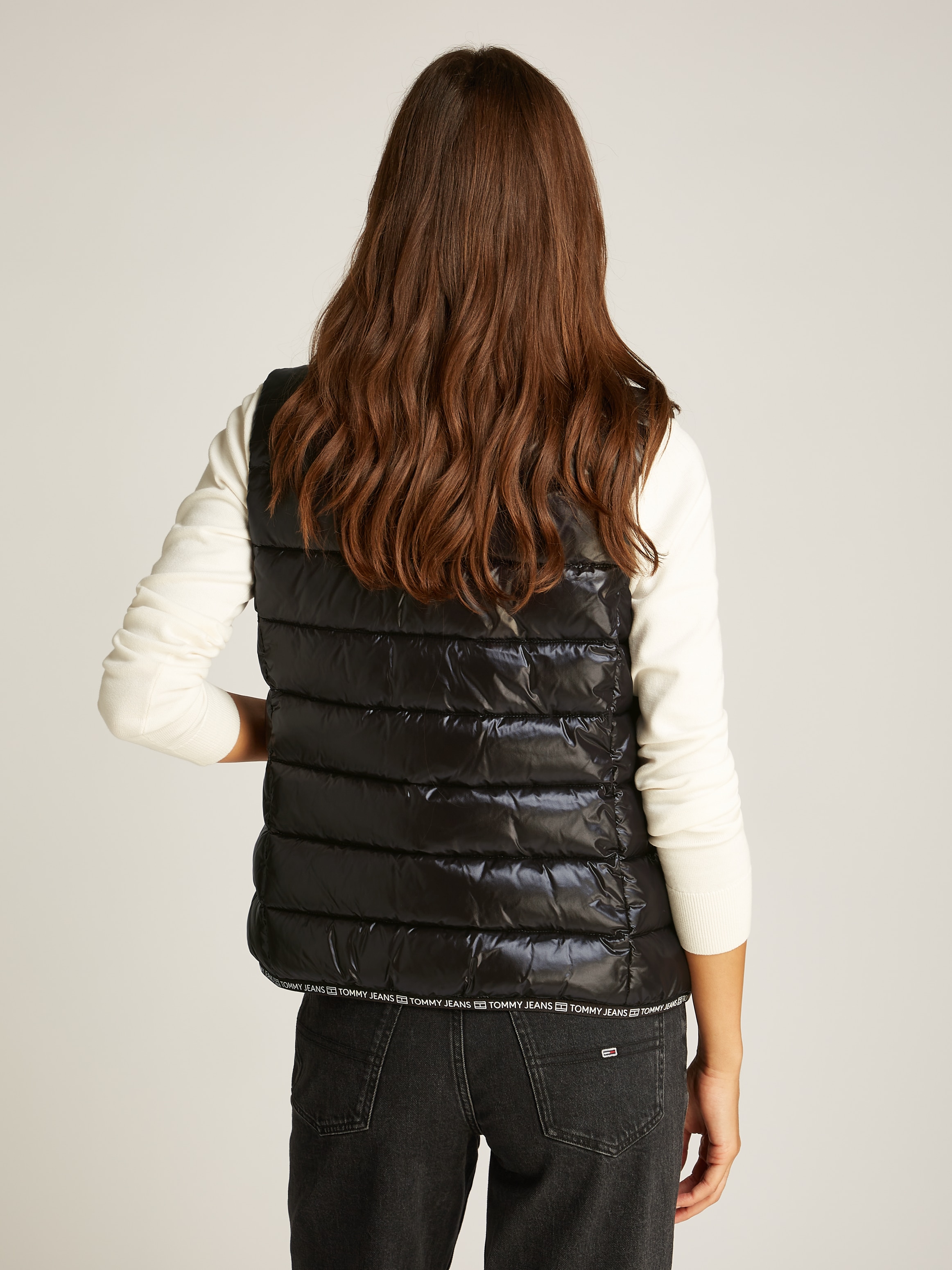 Tommy Jeans Steppweste »TJW ESSENTIAL TAPE VEST«, in glänzender Optik, mit leichter Wattierung