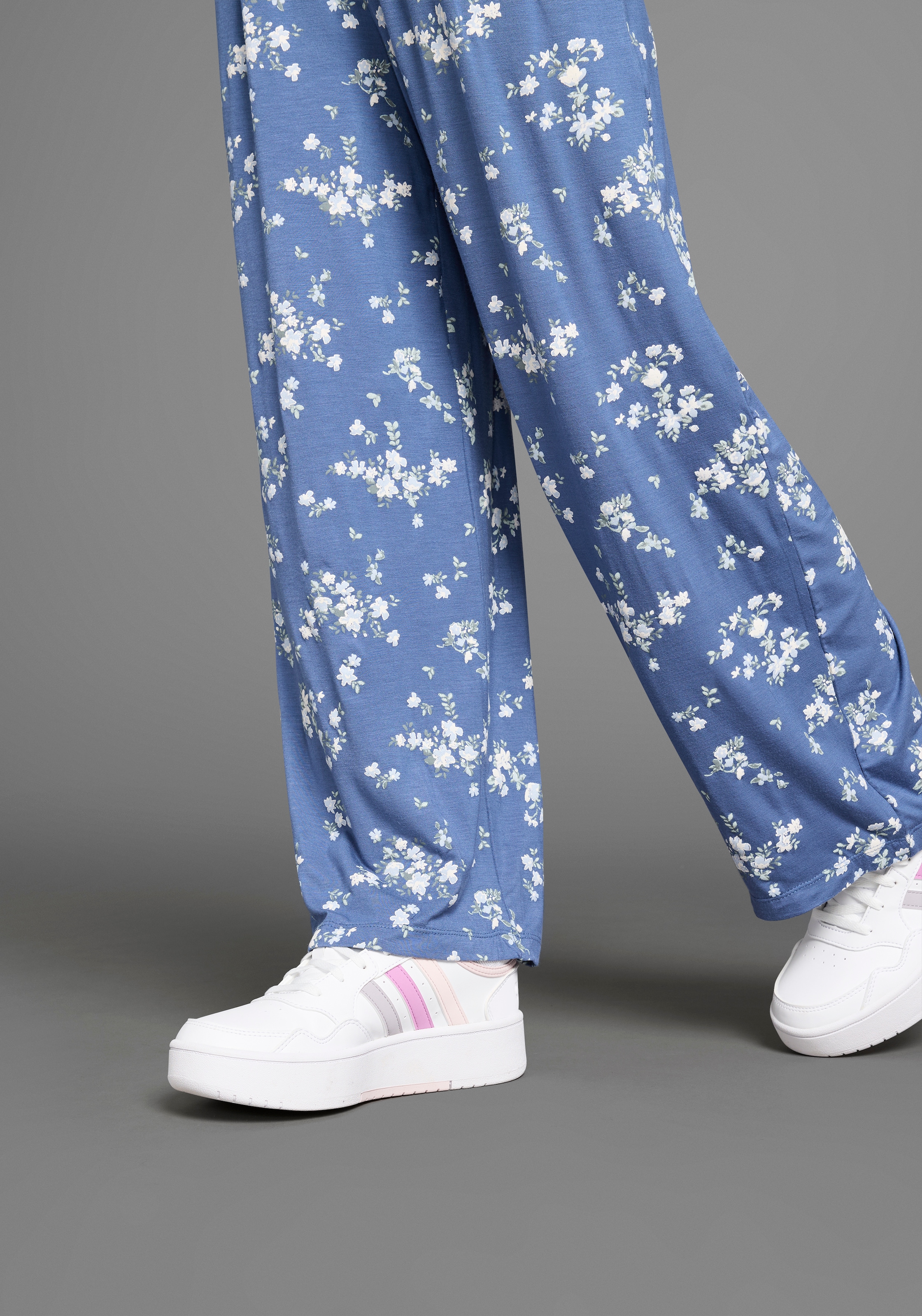 KIDSWORLD Schlupfhose »Viskose-Hose im Blumenmuster«  Trendige Hose mit Blumenmuster