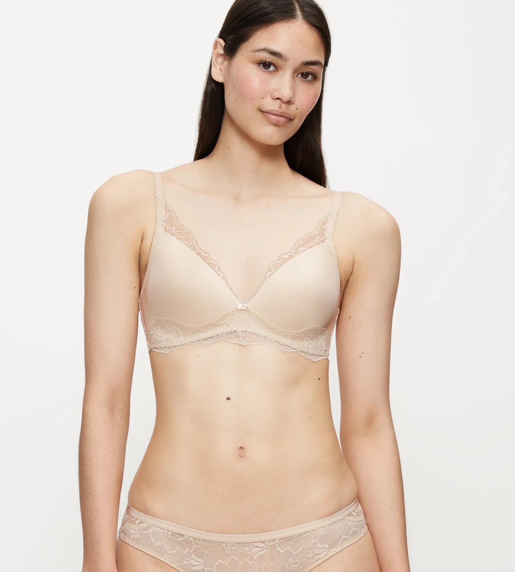 Triumph Bügelloser BH "Amourette Charm" Stretch-Spitze, tiefer V-Ausschnitt, weich, leichte Polsterung