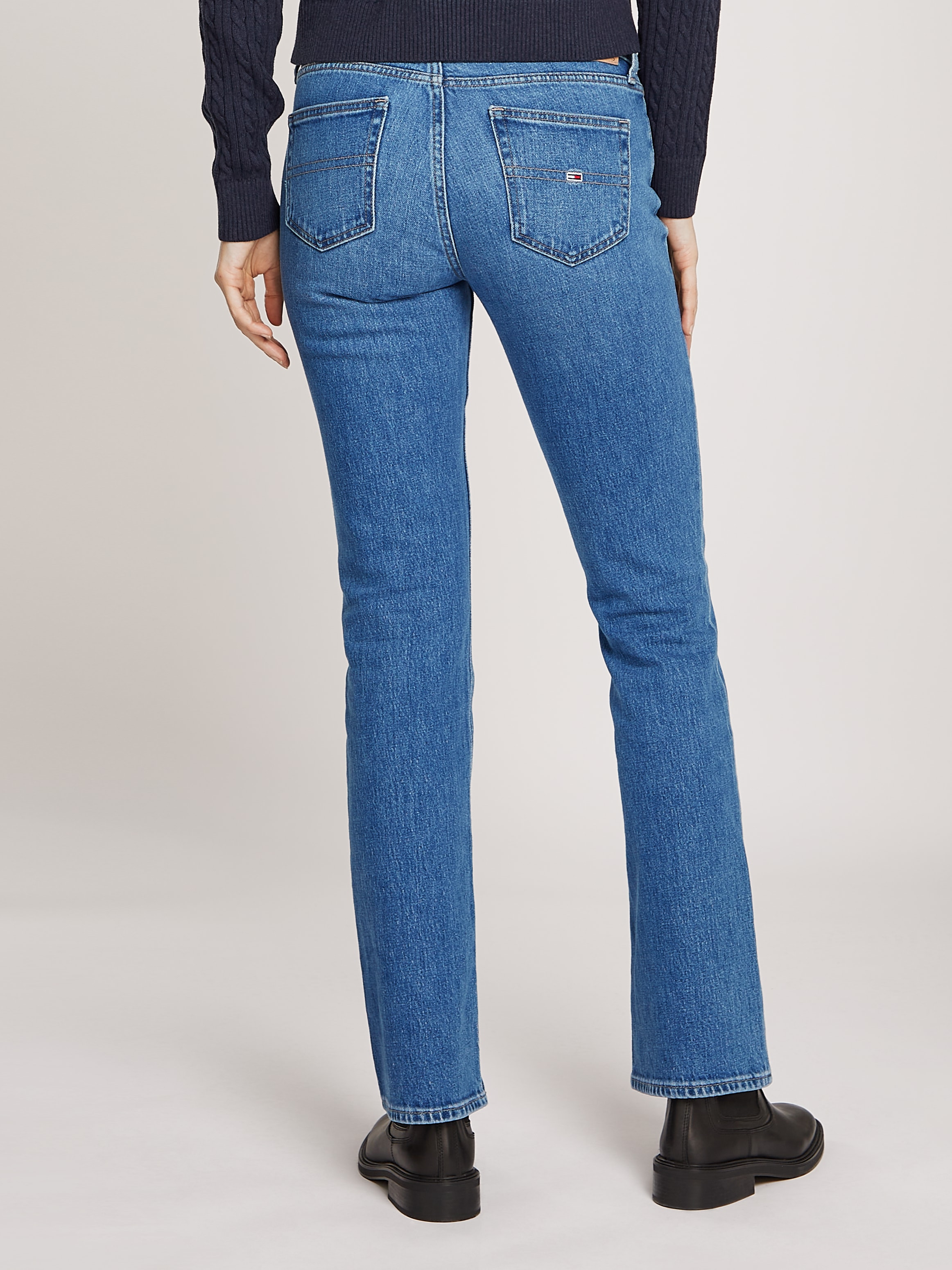 Tommy Jeans Bootcut-Jeans »MADDIE MD BC DH5161«, mit Logo-Badge und Stickereien