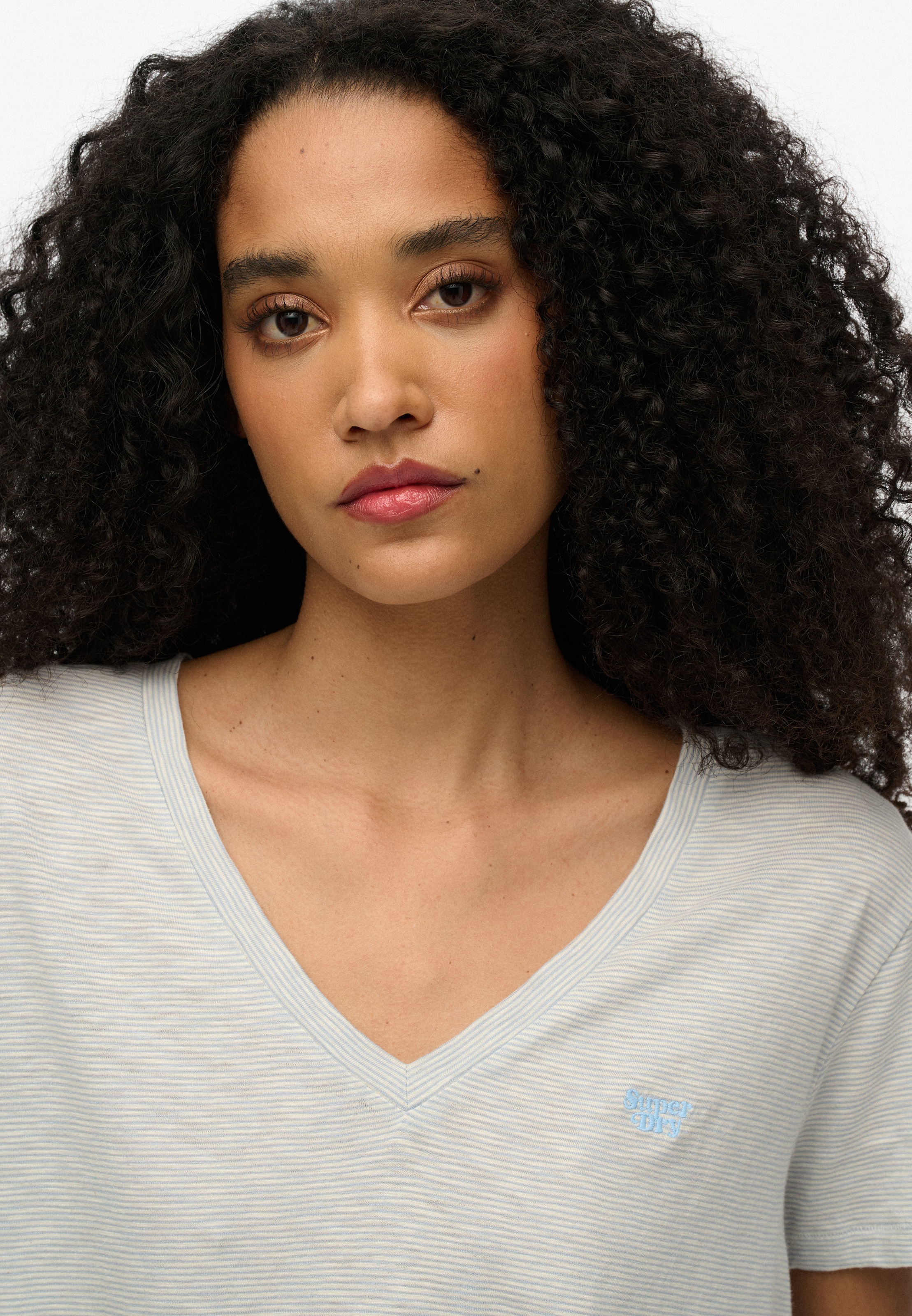 Superdry V-Shirt »STUDIOS SLUB EMB VEE TEE«, strukturiertes T-Shirt mit V-Ausschnitt und Stickerei