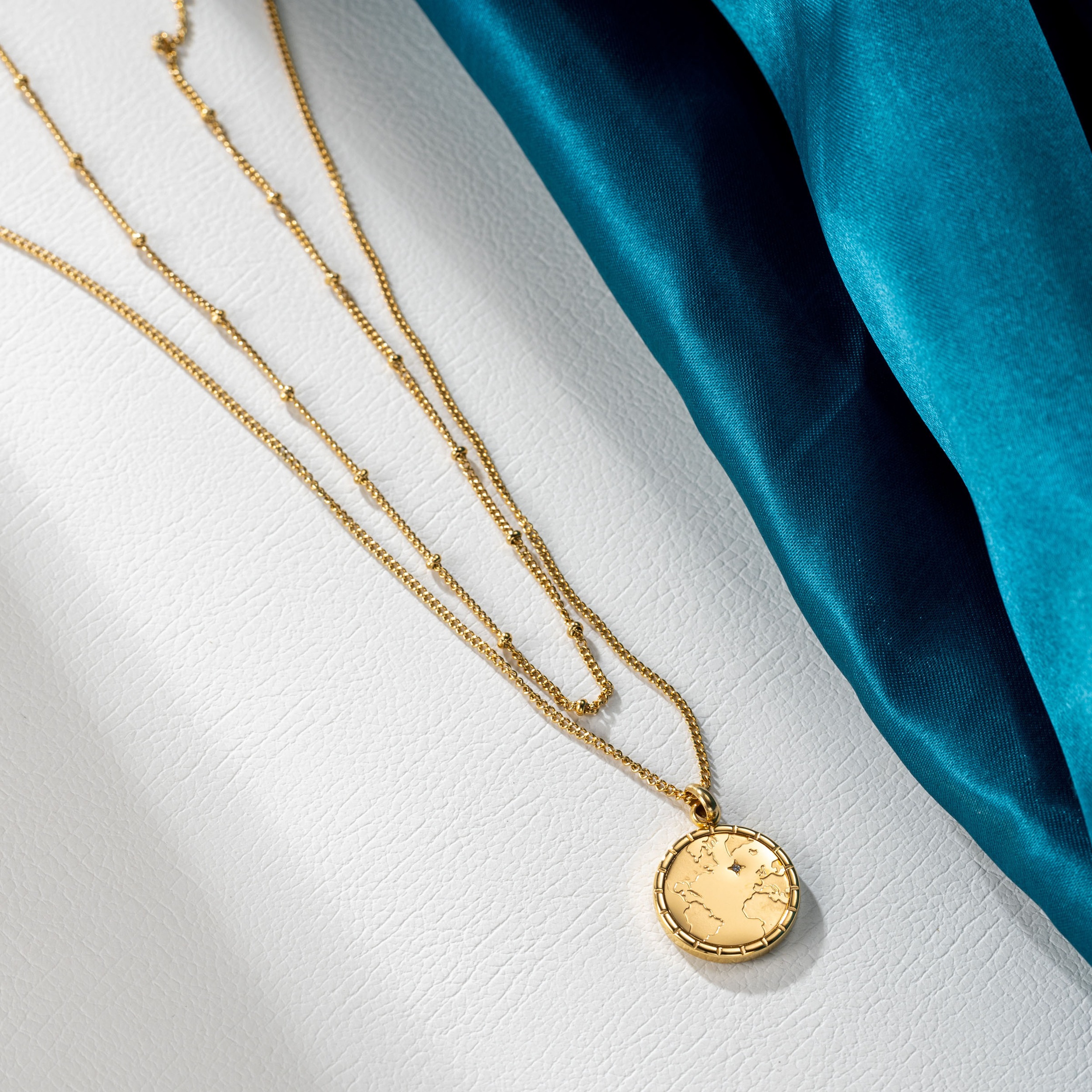 Firetti Kette mit Anhänger »Schmuck Geschenk Edelstahl Halsschmuck Halskette Planet Earth Welt«, mit Zirkonia (synth.)