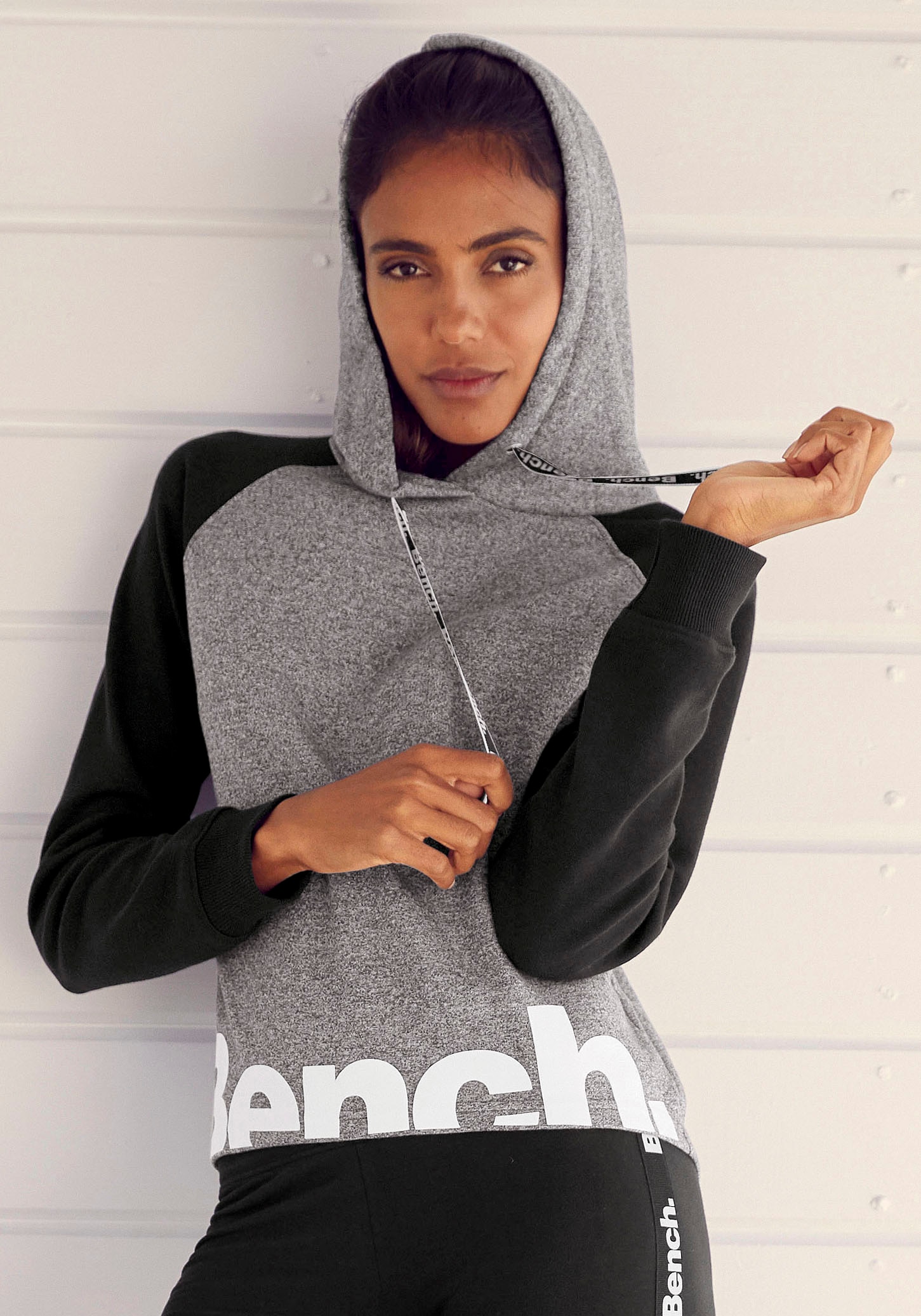 und mit Hoodie Loungeanzug, farblich Logodruck, Loungewear abgesetzten bei Ärmeln Kapuzensweatshirt, Bench.