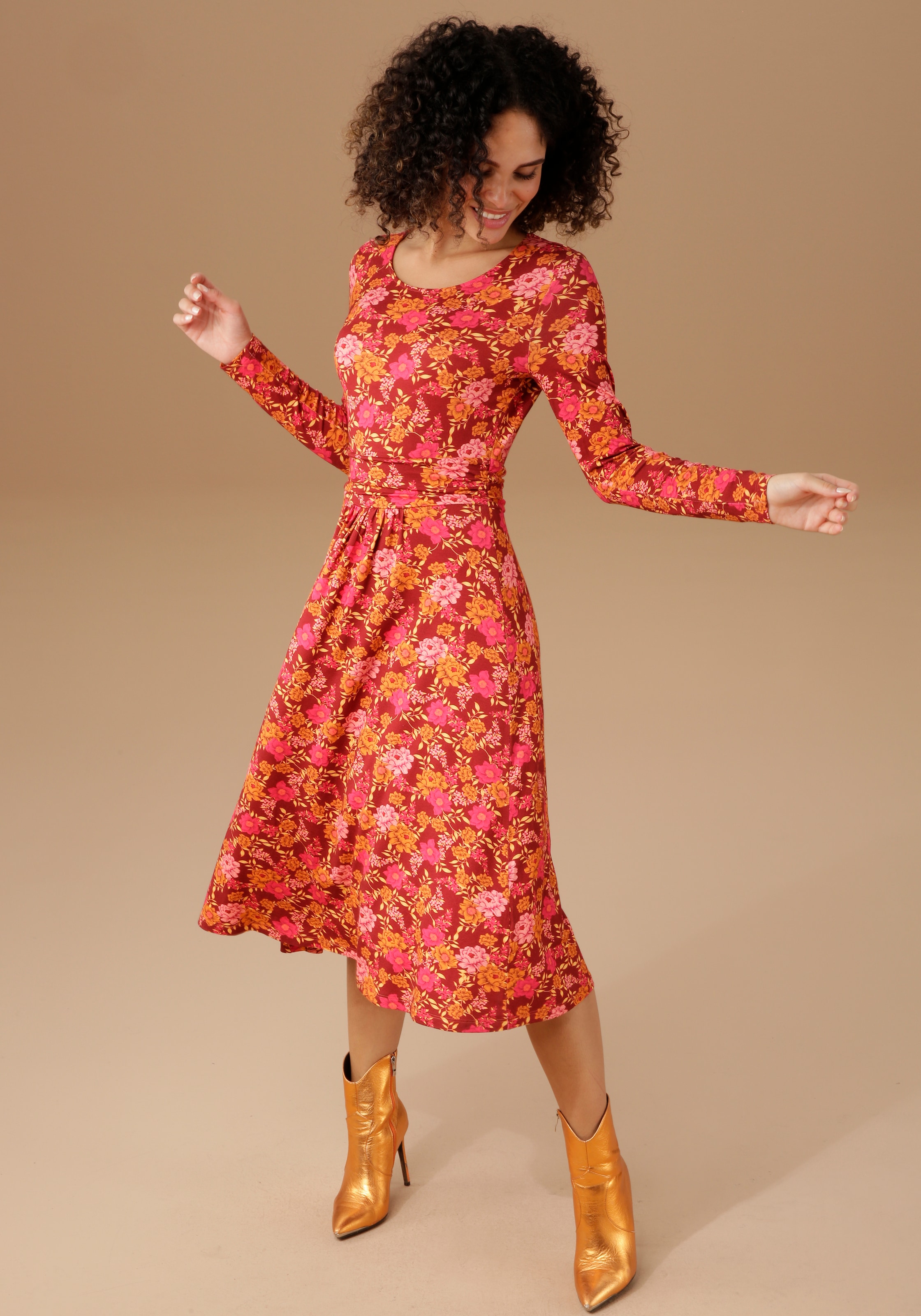 Jerseykleid, bei CASUAL romantischem Aniston ♕ mit Blumendruck