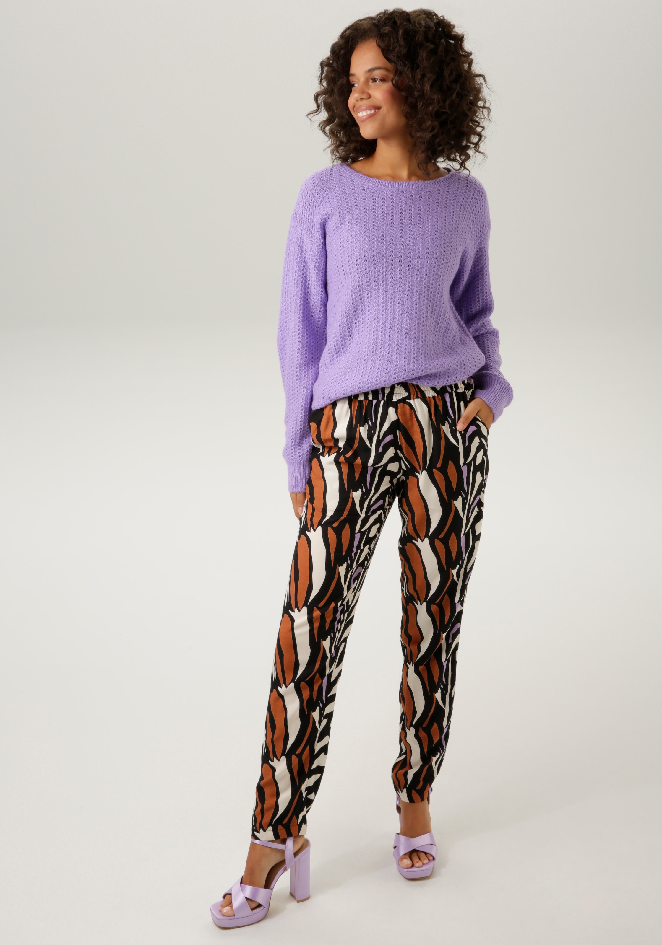 Aniston CASUAL Schlupfhose, mit trendfarbenen, graphischen Druck