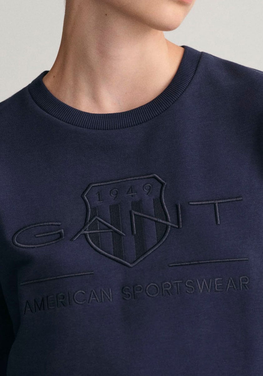 mit TONAL auf Sweatshirt der bei glänzendem SHIELD SWEAT«, ♕ Archive C-NECK Shield-Emblem Brust »REG Gant