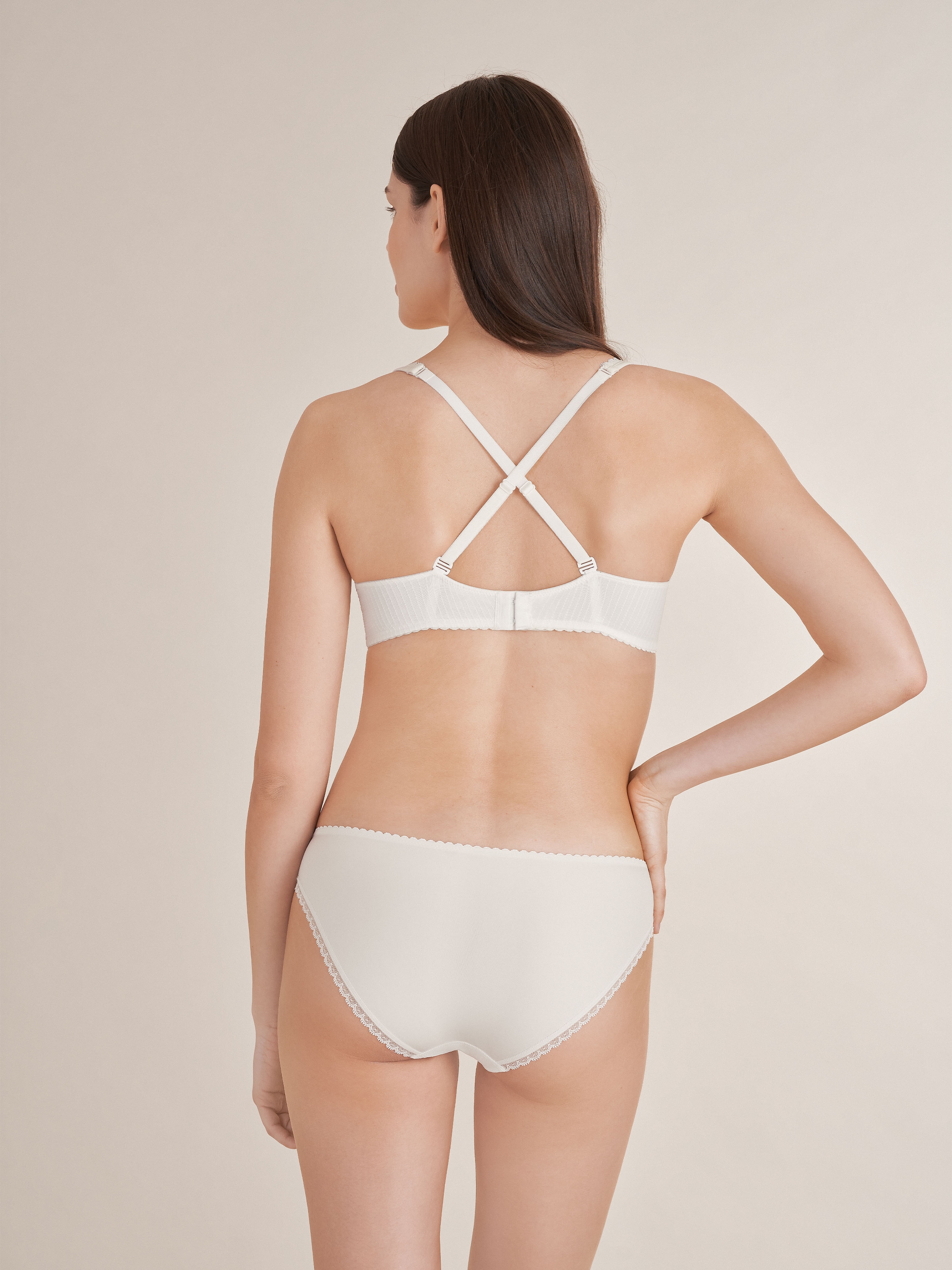 Conturelle Balconnet-BH »Mille Fleurs«, Dekorativer Außenträger ist elastisch und längenverstellbar