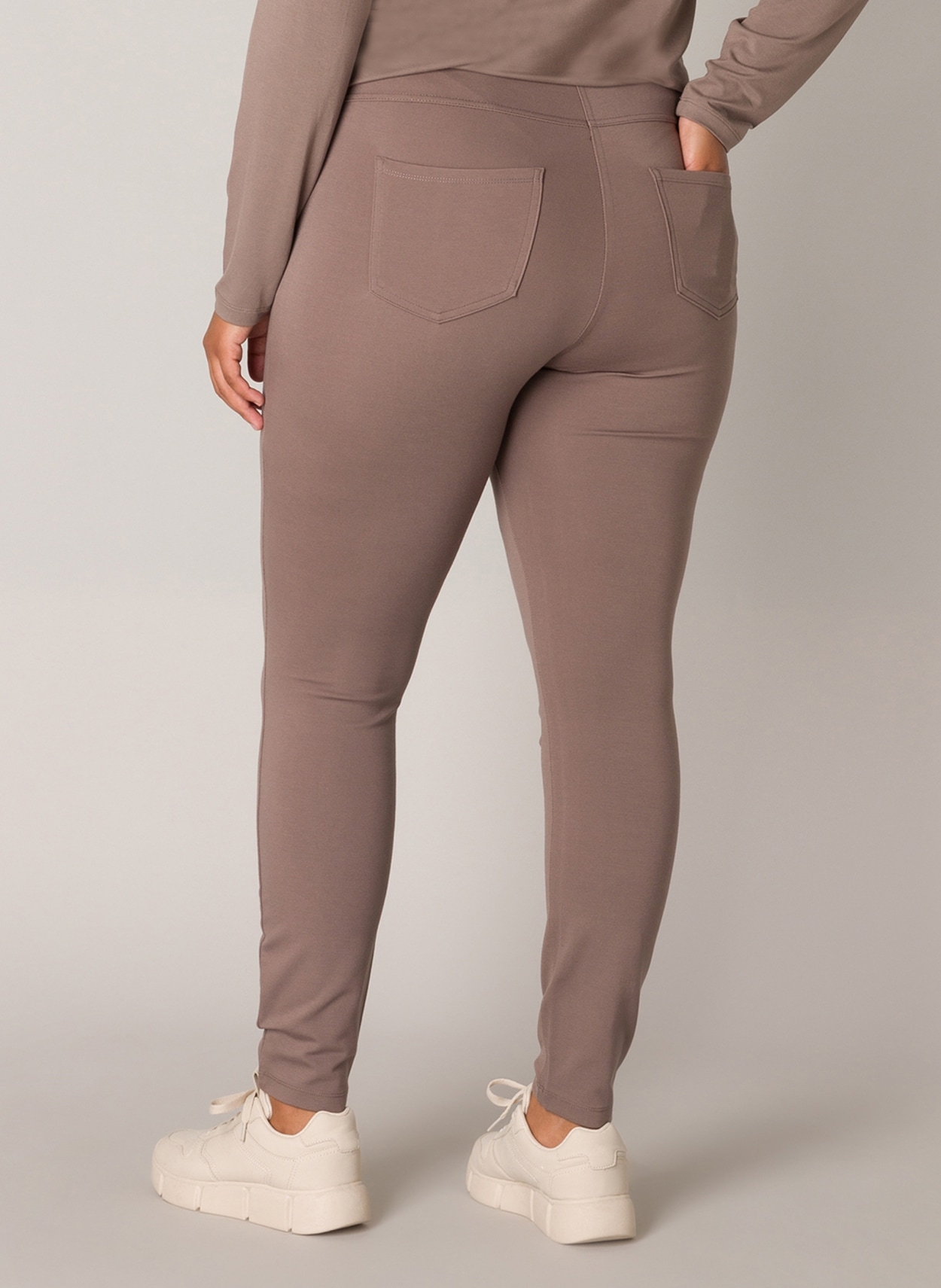 Base Level Curvy Treggings  mit elastischem Bund und angedeuteten Eingrifftaschen