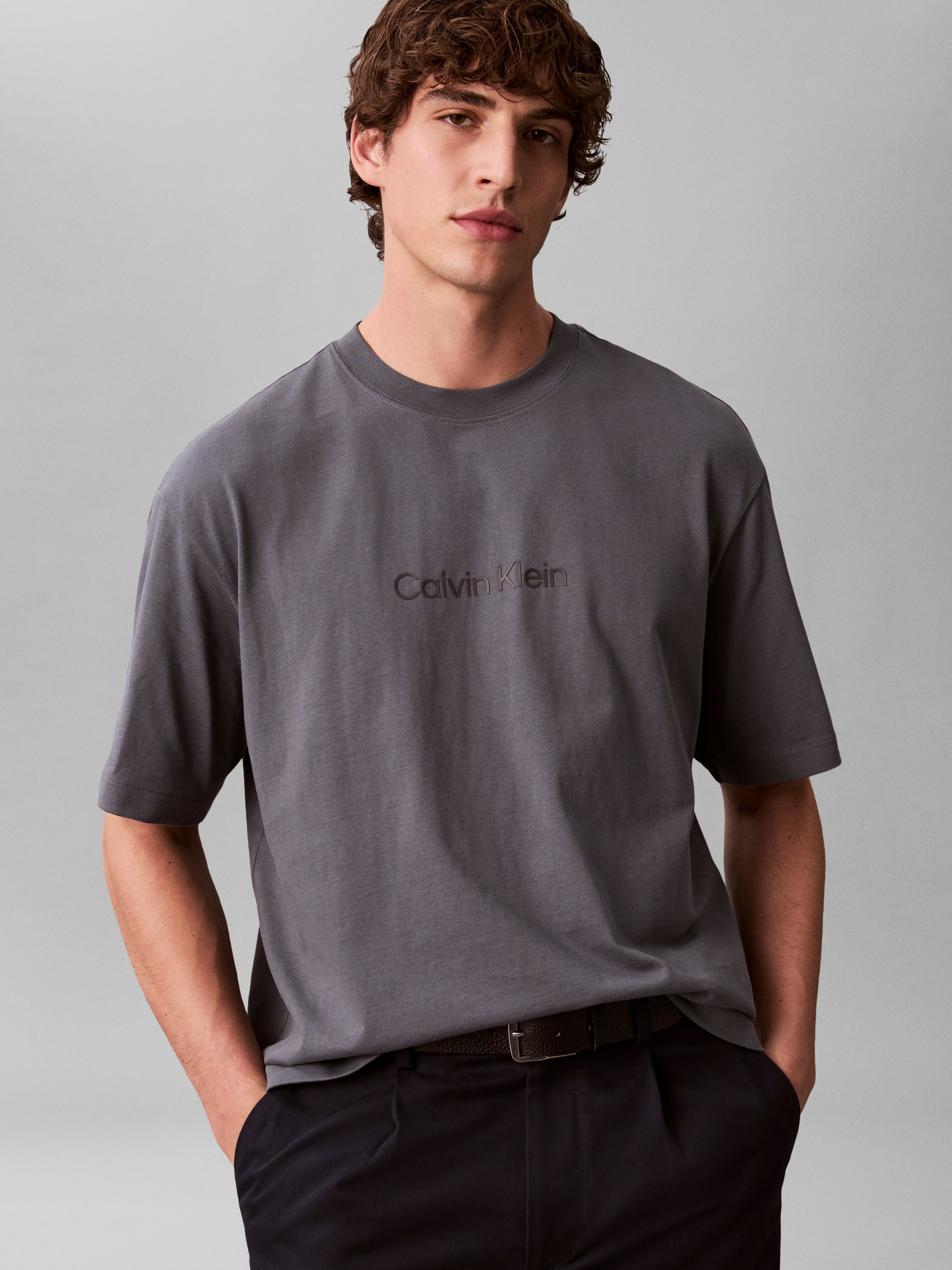Calvin Klein T-Shirt »SS RLXD STANDARD LOGO CREWNK TEE« Rundhalsausschnitt, relaxed fit
