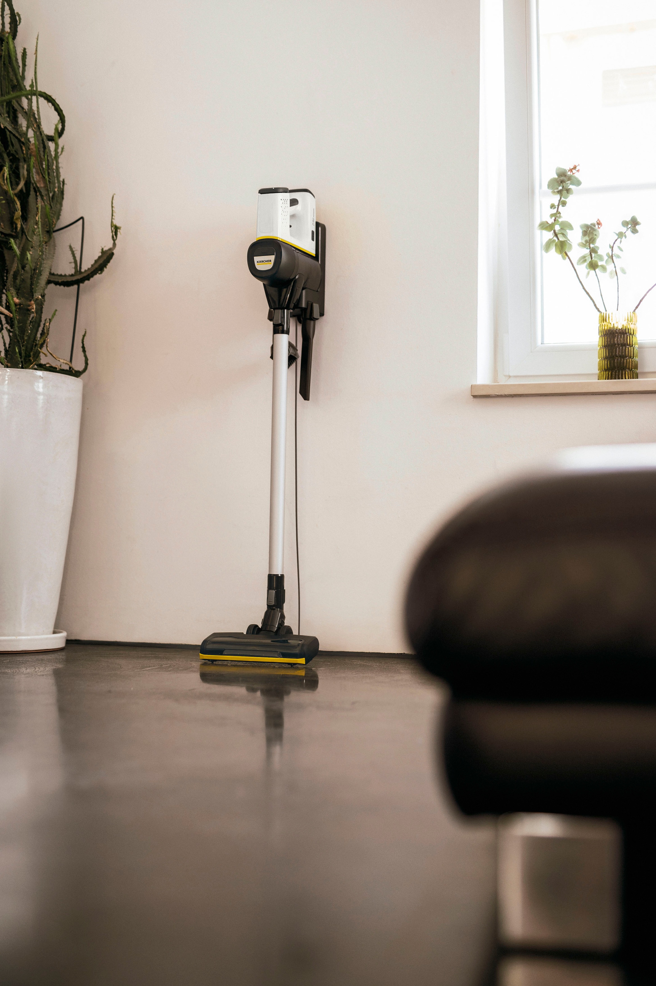 KÄRCHER Akku-Bodenstaubsauger »VC 6 Cordless ourFamily«, 2 Saugstufen, Laufzeit: bis zu 50 min.,Wandhalterung mit Ladefunktion