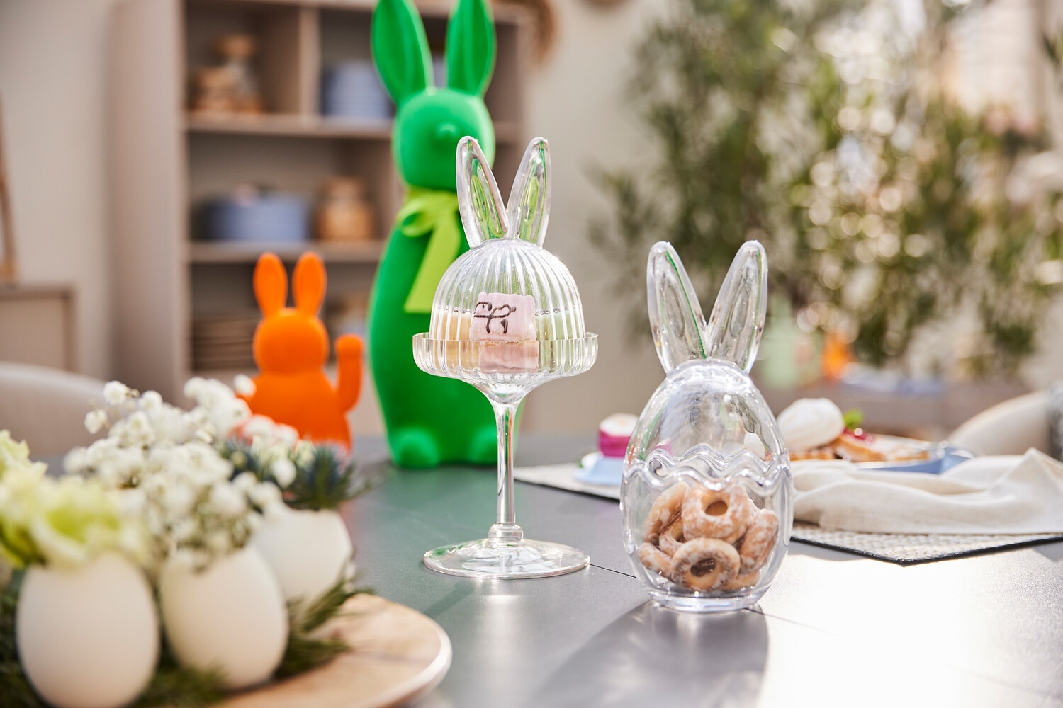 AM Design Dekofigur »Glas Etagere mit Hasenmotiv« mit Glashaube auf Fuß, bestehend aus 2 Teilen