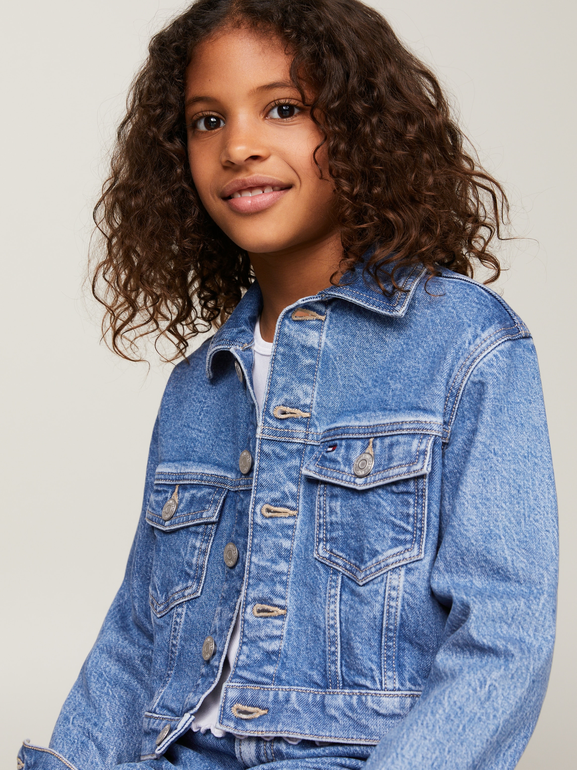 Tommy Hilfiger Jeansjacke »DENIM TRUCKER JACKET COMFORT«, Kinder bis 16 Jahre mit Logostickerei