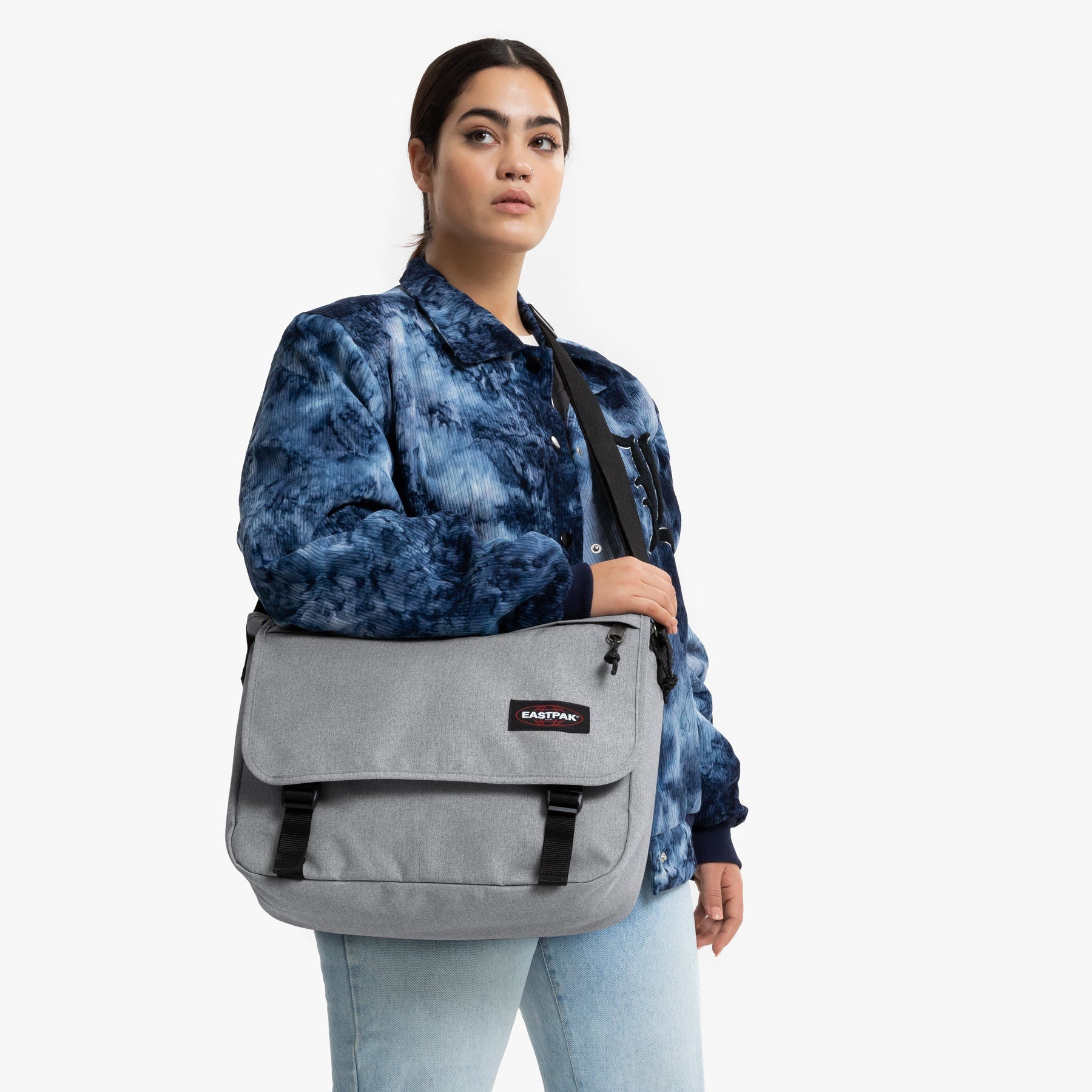 Eastpak Messenger Bag »Delegate +« Umhängetasche, Schultertasche mit Trolleygurt und 17" Laptopfach