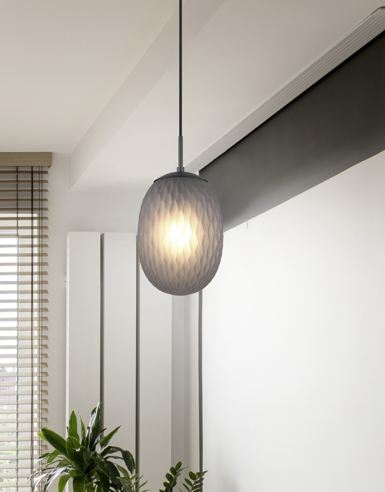 TRIO Leuchten Pendelleuchte »FACETTE, Hängeleuchte mit facettiertem Glasschirm in rauchgrau Ø 18cm« E27 1 Stk. warmweiß - kaltweiß exkl. Leuchtmittel E27 max 25W, Höhe einstellbar max 150cm