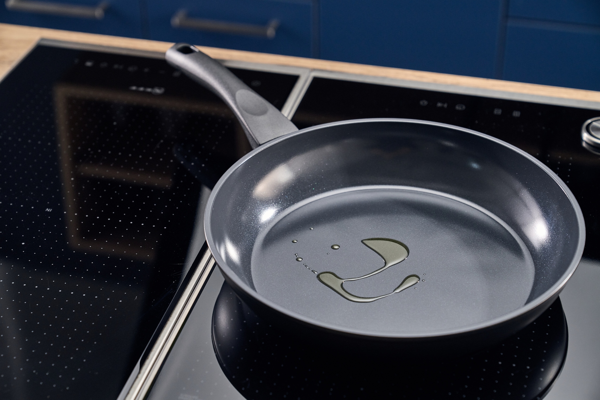 HENCKELS by ZWILLING Bratpfanne »Sleek« Aluminium 1 tlg. Keramikbeschichtung, Soft-Touch-Griff, leicht, Induktionsgeeignet