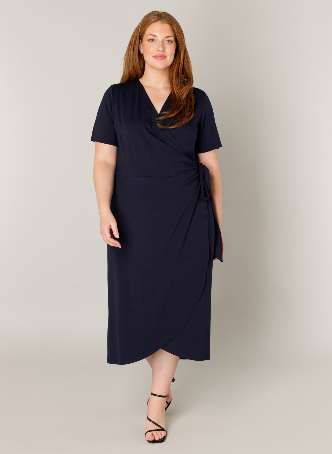 Base Level Curvy Wickelkleid »Abbie«, Weich fließende Viskose-Mischqualität