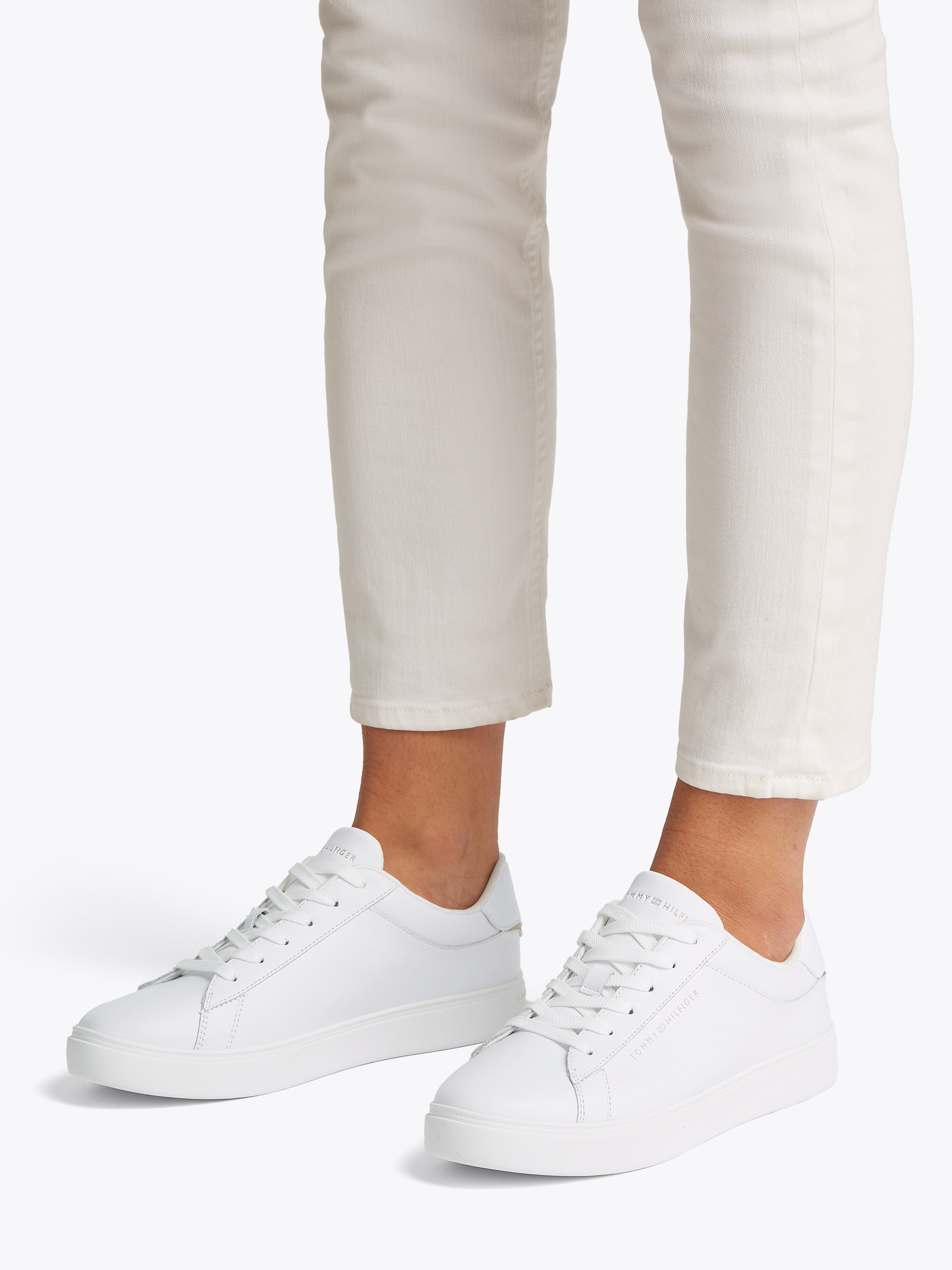 Tommy Hilfiger Plateausneaker »ESSENTIAL COURT SNEAKER«  , Freizeitschuh, Halbschuh, Schnürschuh mit Logoschriftzug